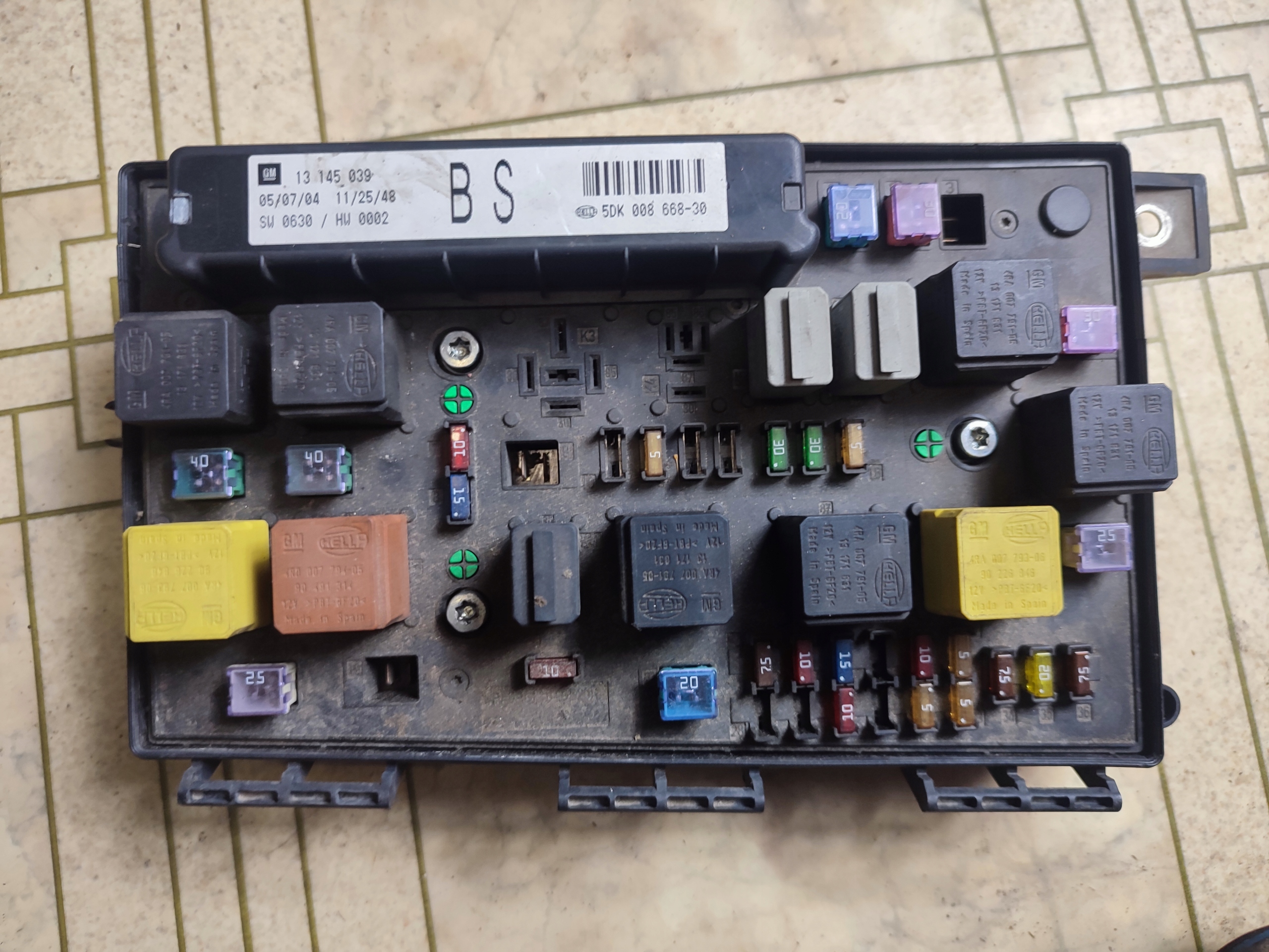 БЛОК ПРЕДОХРАНИТЕЛЕЙ OPEL ASTRA H 13145039