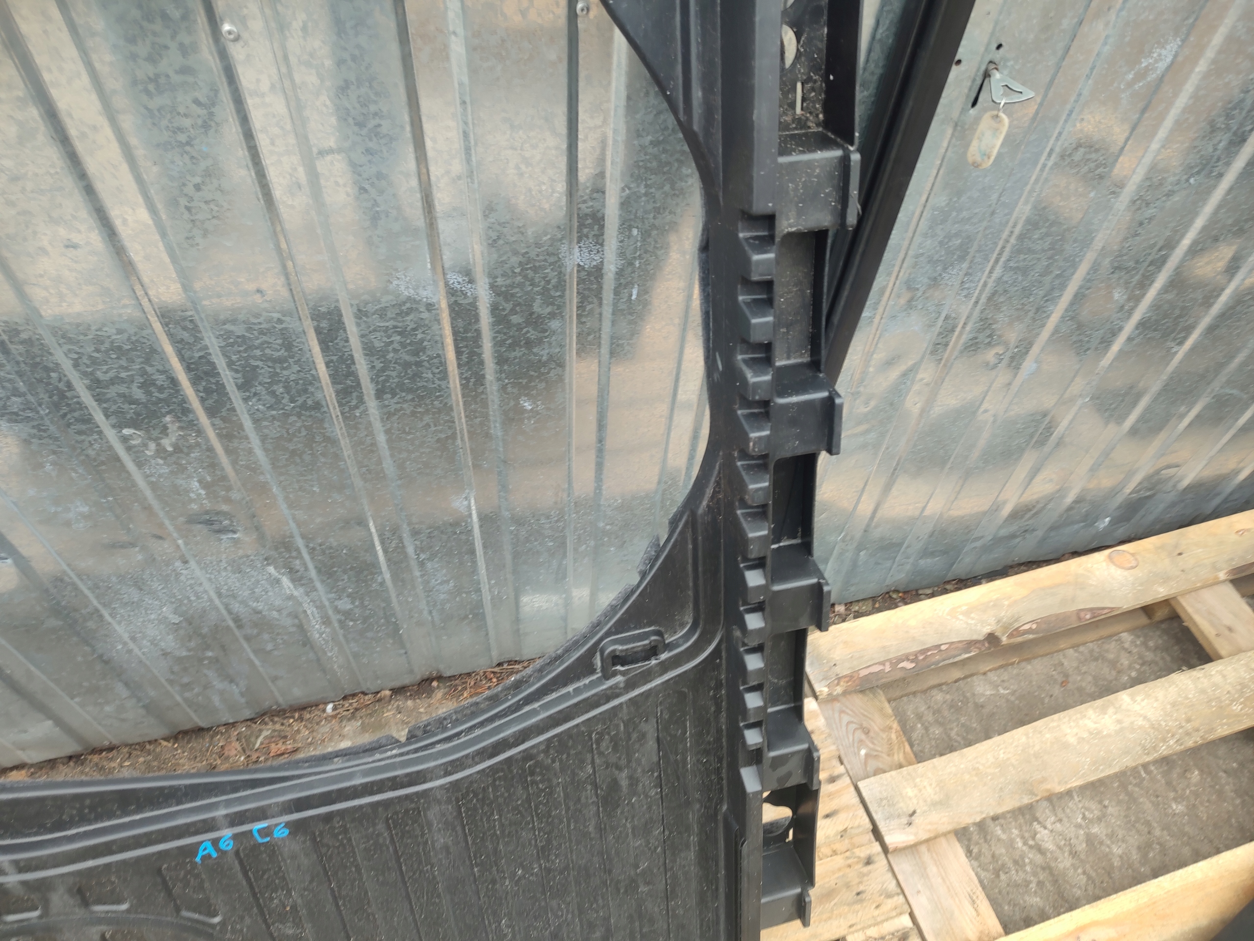 floor boot AUDI A6 C6 KOMBI 4F9864797A