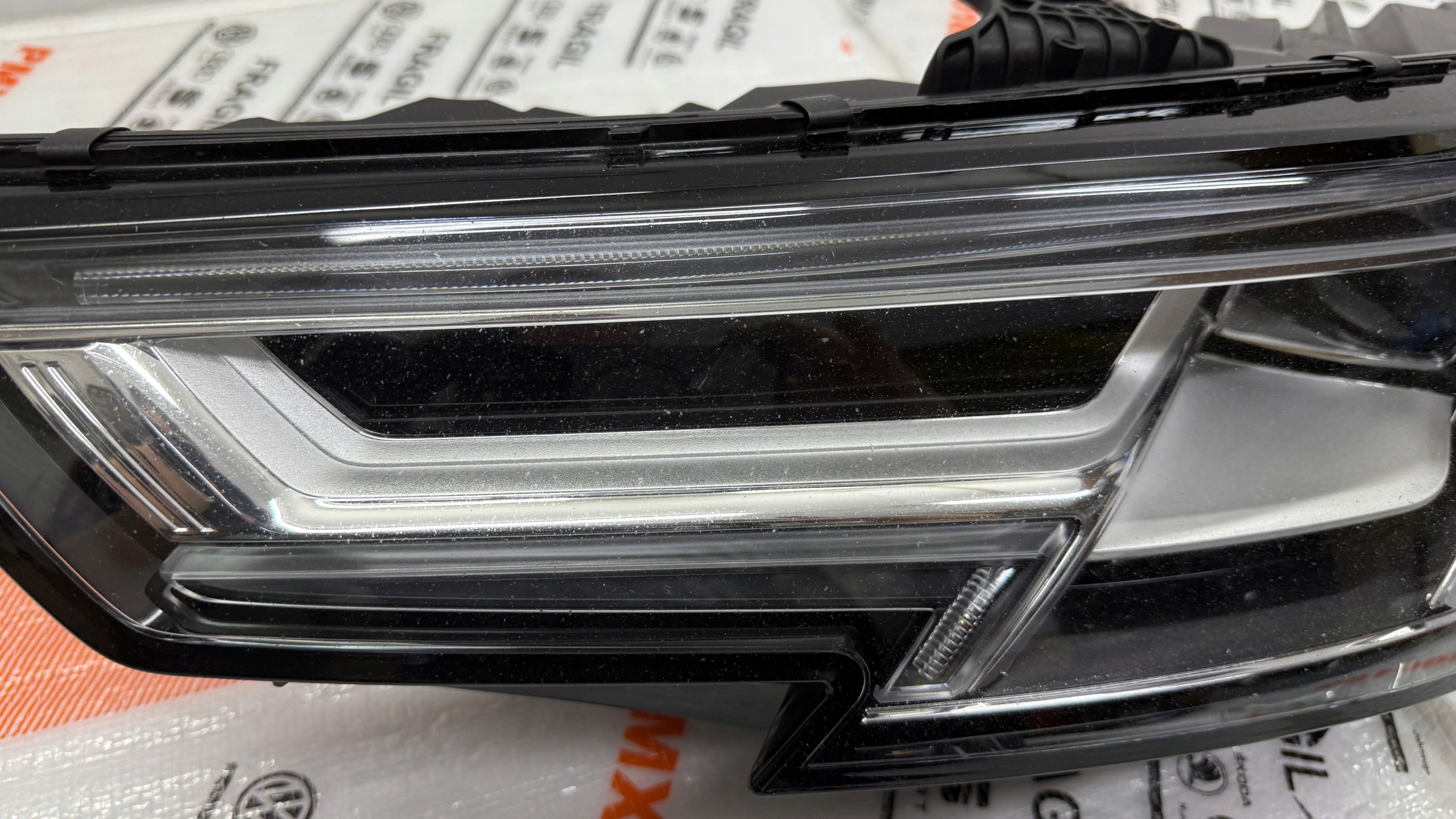 REFLEKTOR PRZEDNI AUDI A4 B9 8W0941033 FULL LED JEŻ DRL Producent części Audi OE