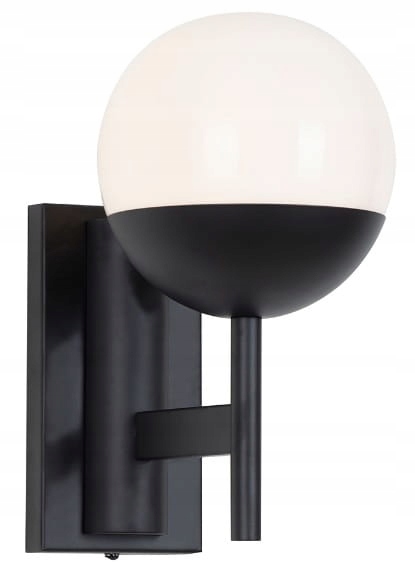 Čierna nástenná lampa so skleneným tienidlom, guľa, pohovka v obývacej izbe Dallas