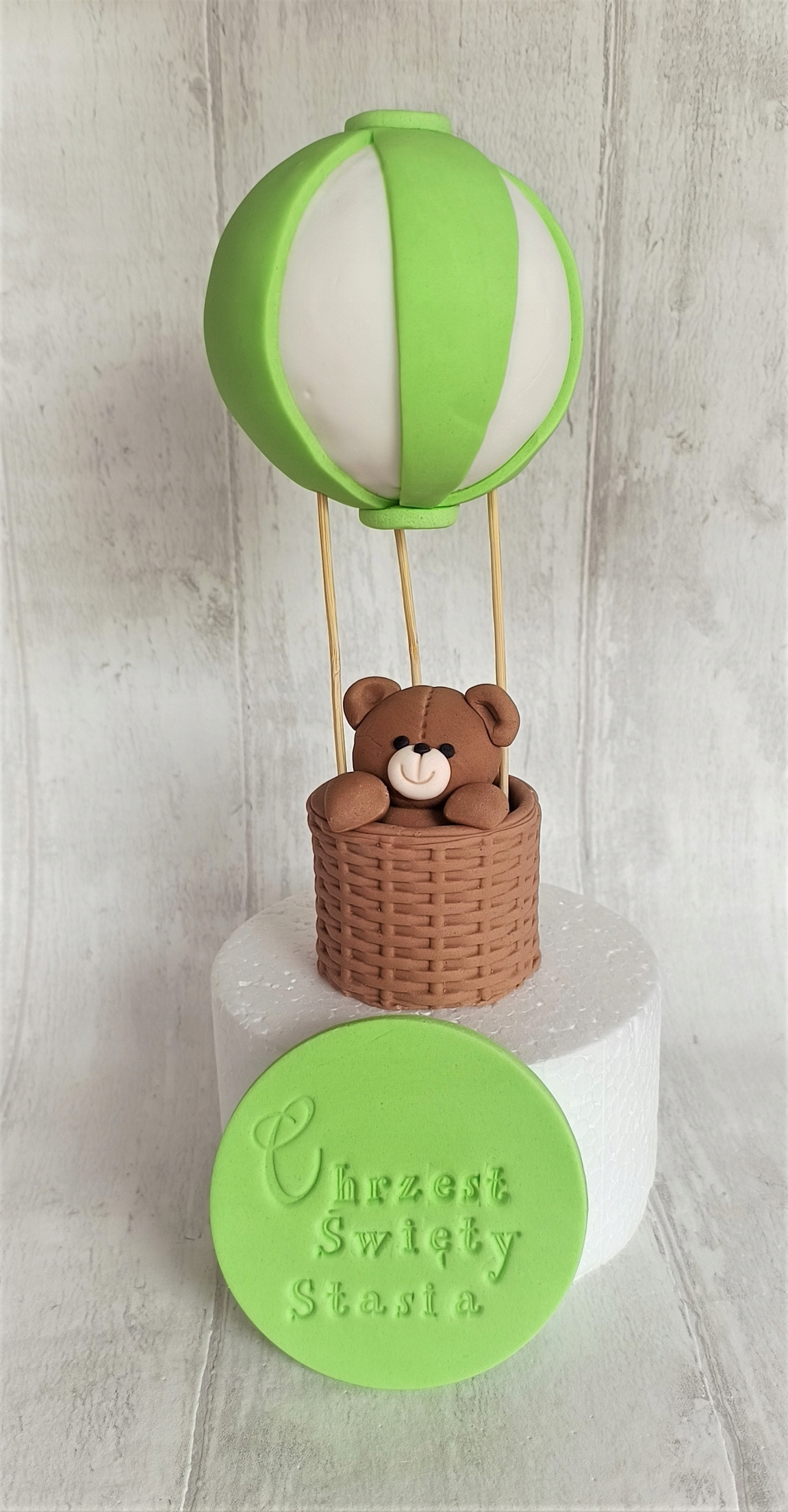 Levně Medvídek medvídek v létajícím balónu figurka na dort z cukrové hmoty štítek