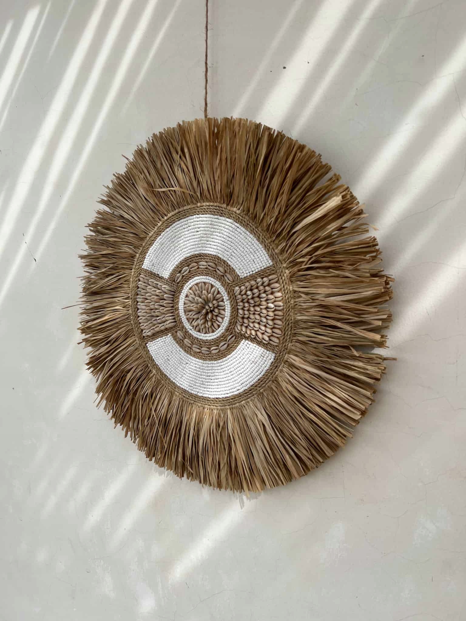 Kulatá přírodní Nástěnná Dekorace Boho z Rafii a Muszelek Kauri Hadi