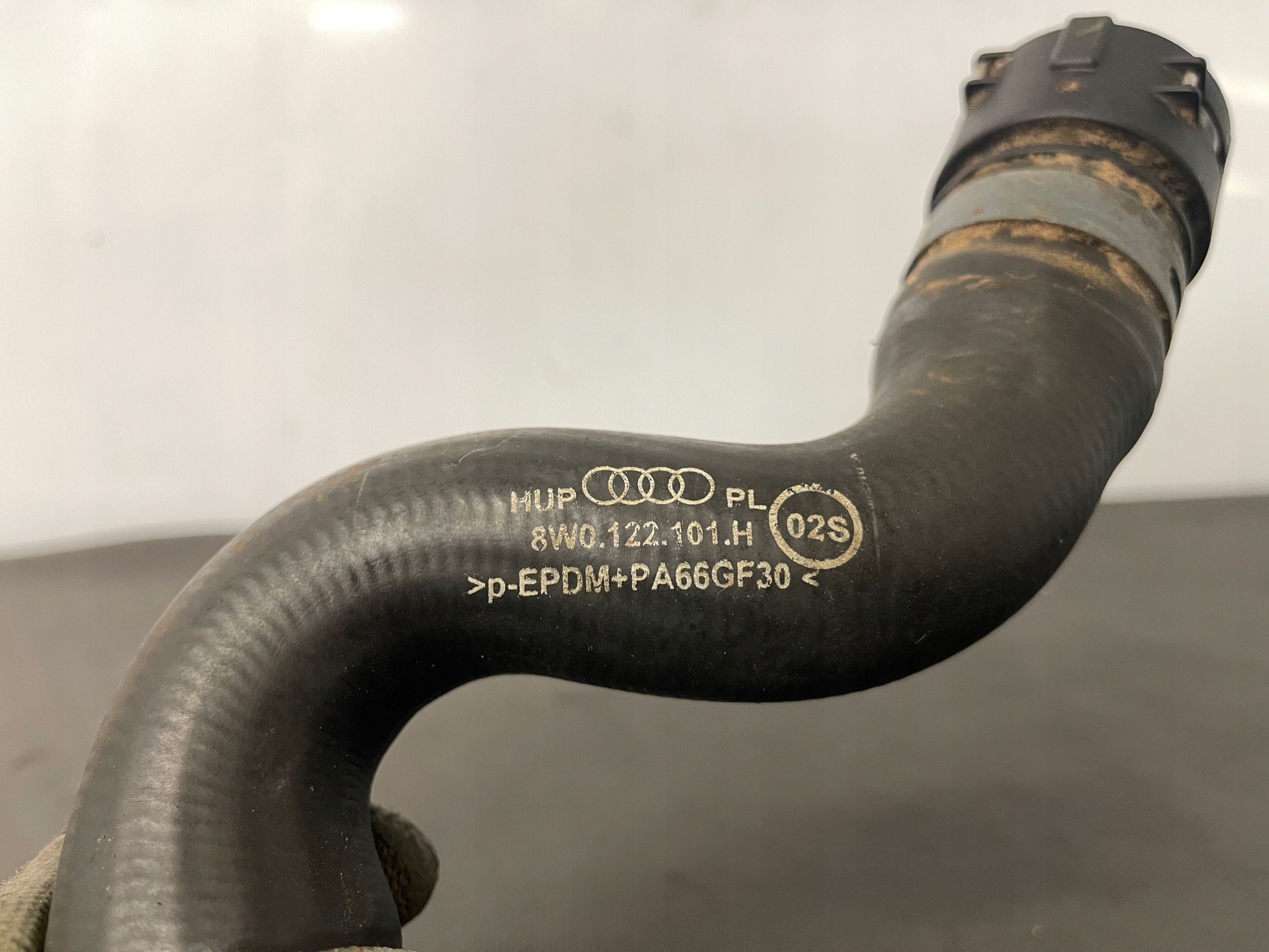 crijevo cijev prijenos vode AUDI A4 B9 A5 8W 8W0122101H