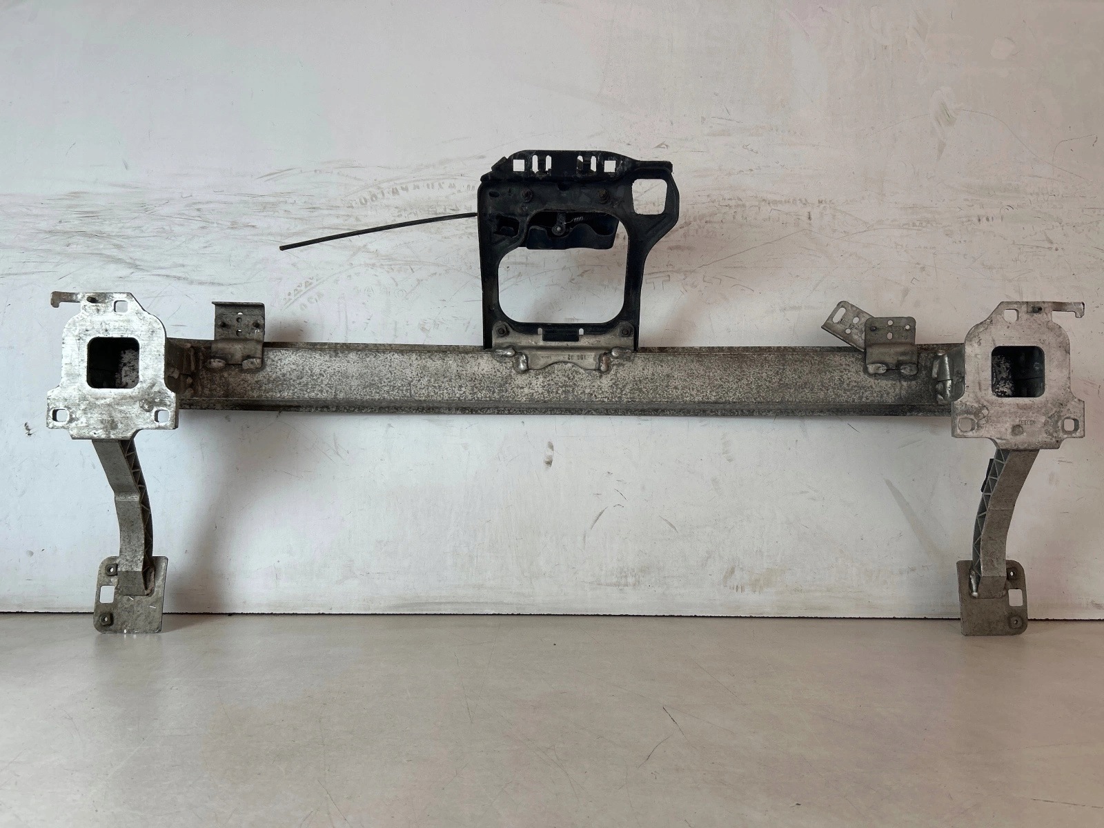 sider bar, wall front Peugeot 208 and