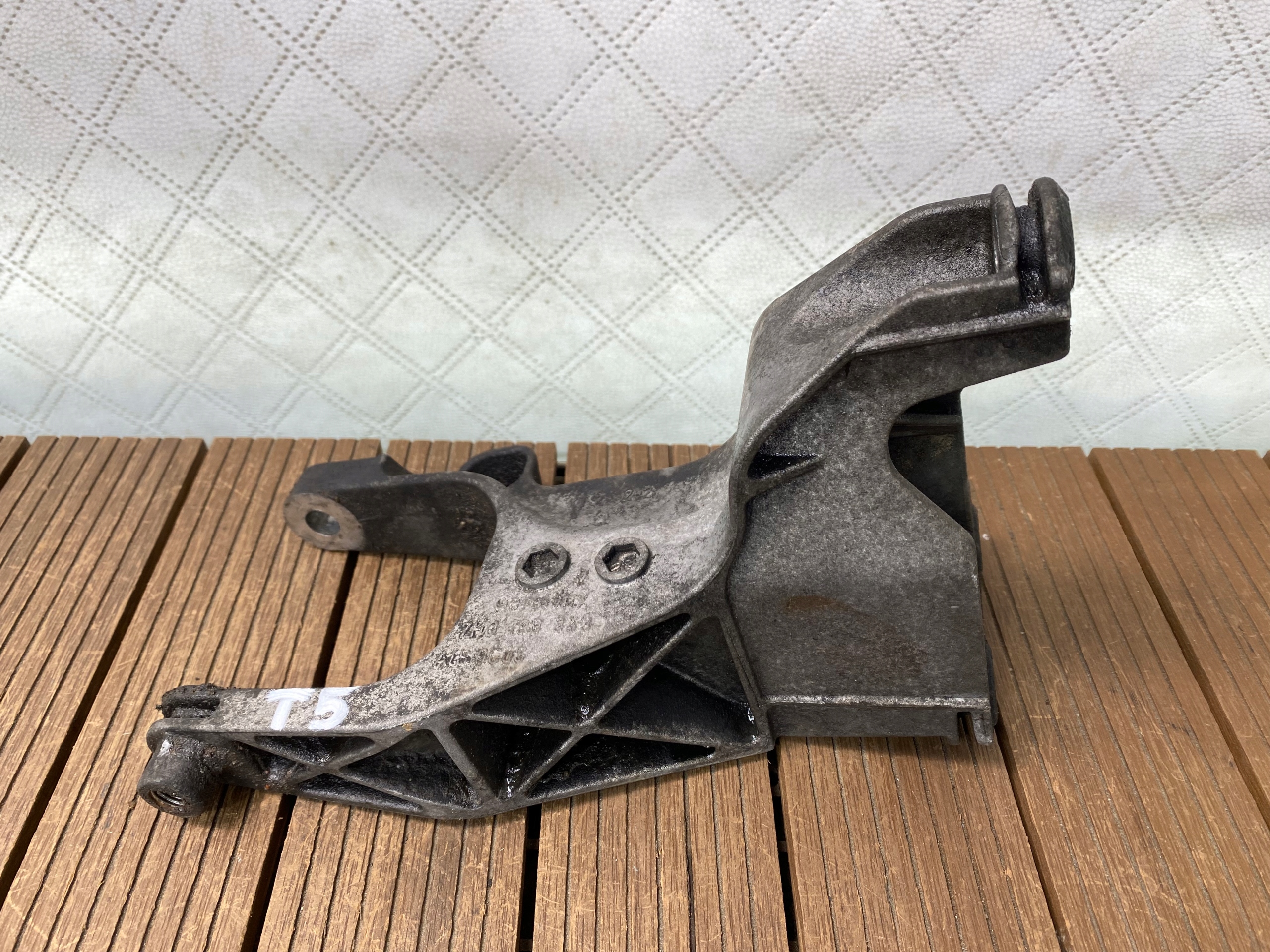 VW T5 03-09 1.9 TDI holder holder engine mount 7H0199343 original