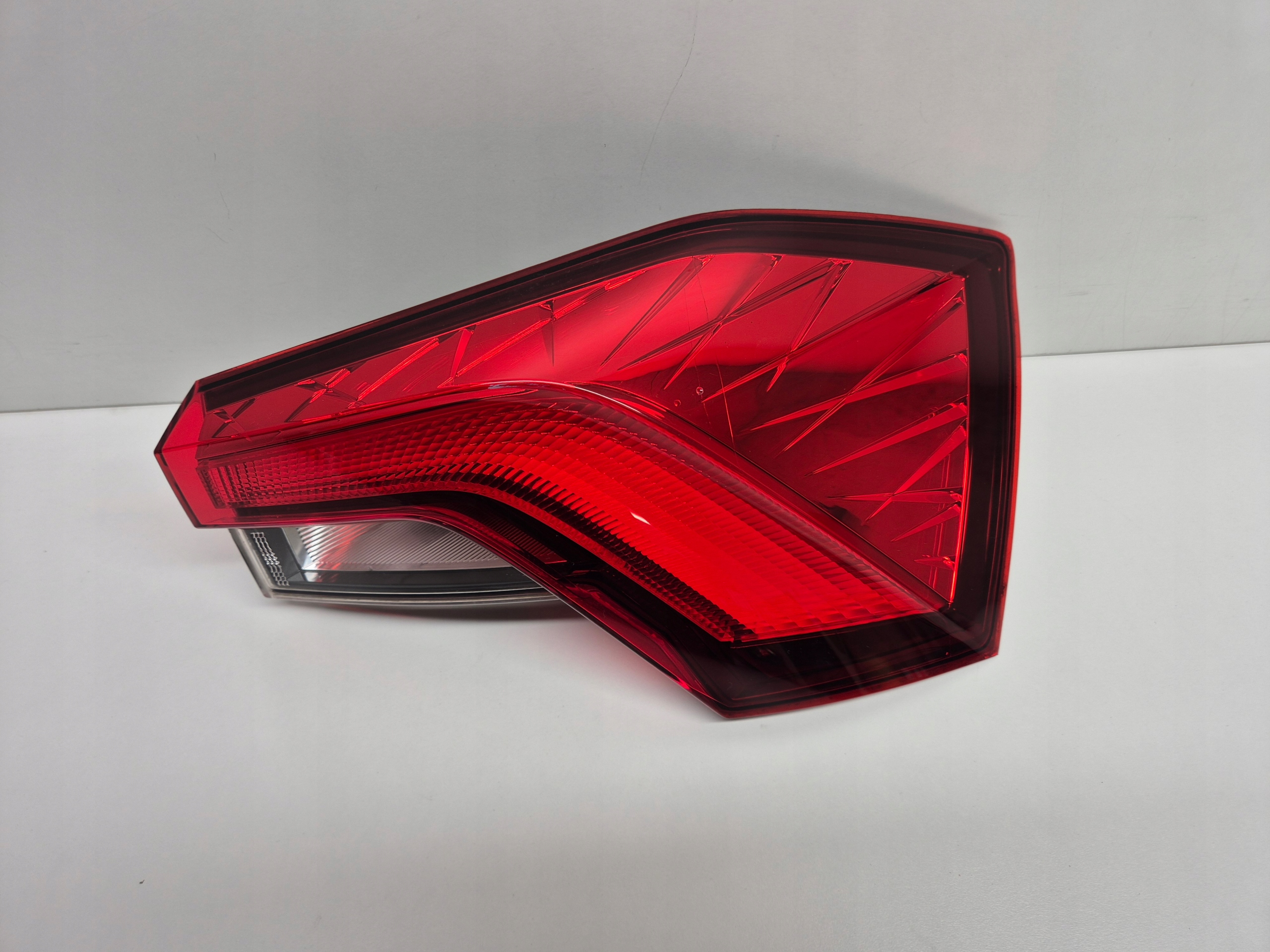 SKODA KAMIQ LAMPA TYLNA PRAWA LED MID ORYGINAŁ EUROPA 2019- Strona zabudowy prawa