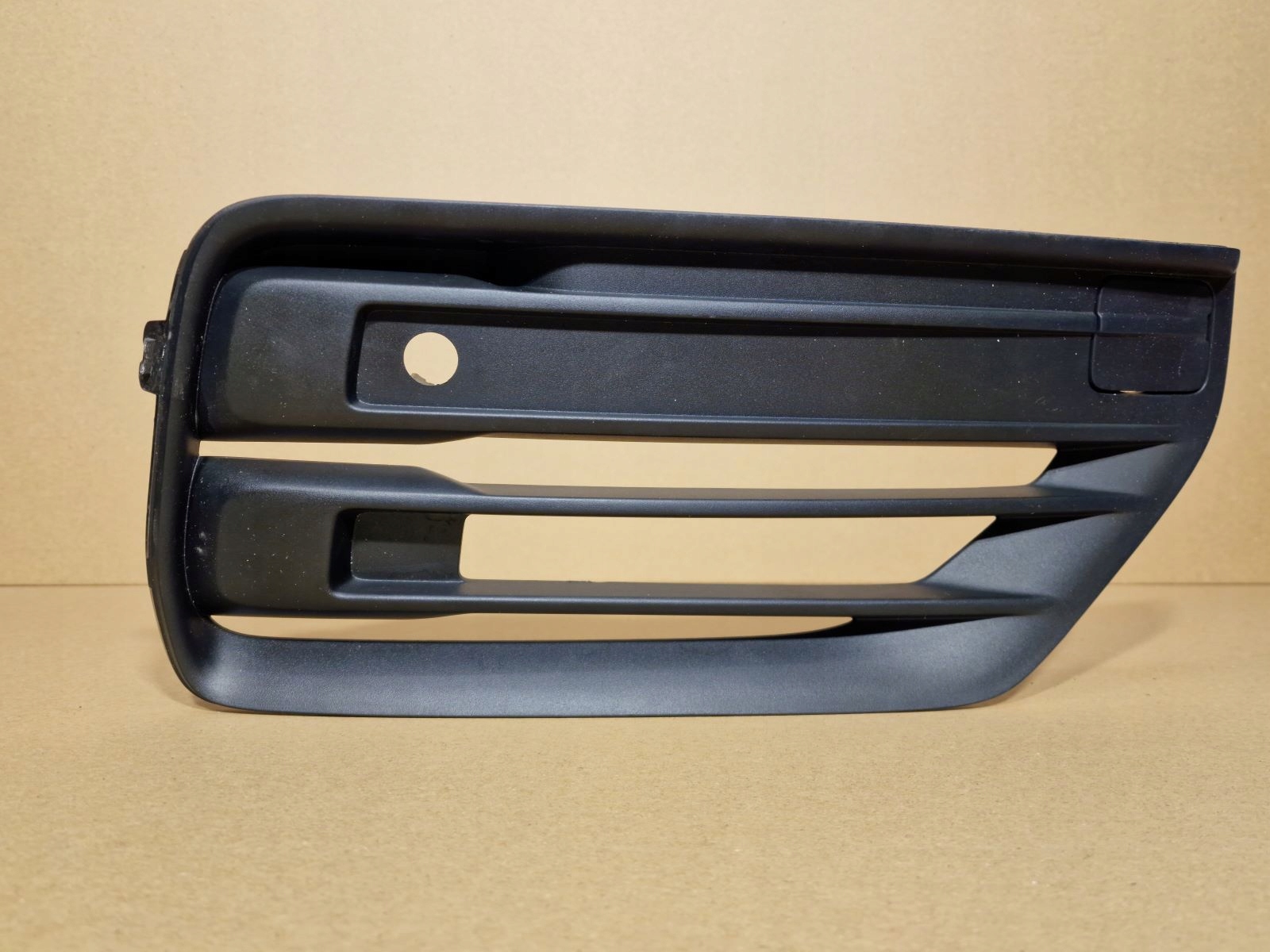 grid of a bumper right front VOLVO XC90 II INSCRIPTION 2020