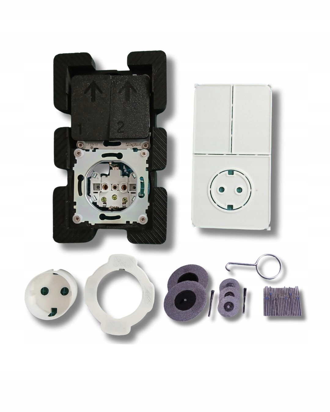 Skrytá zásuvka a dvojitý naddoskový spínač do kuchyne pre svetlé dlaždice