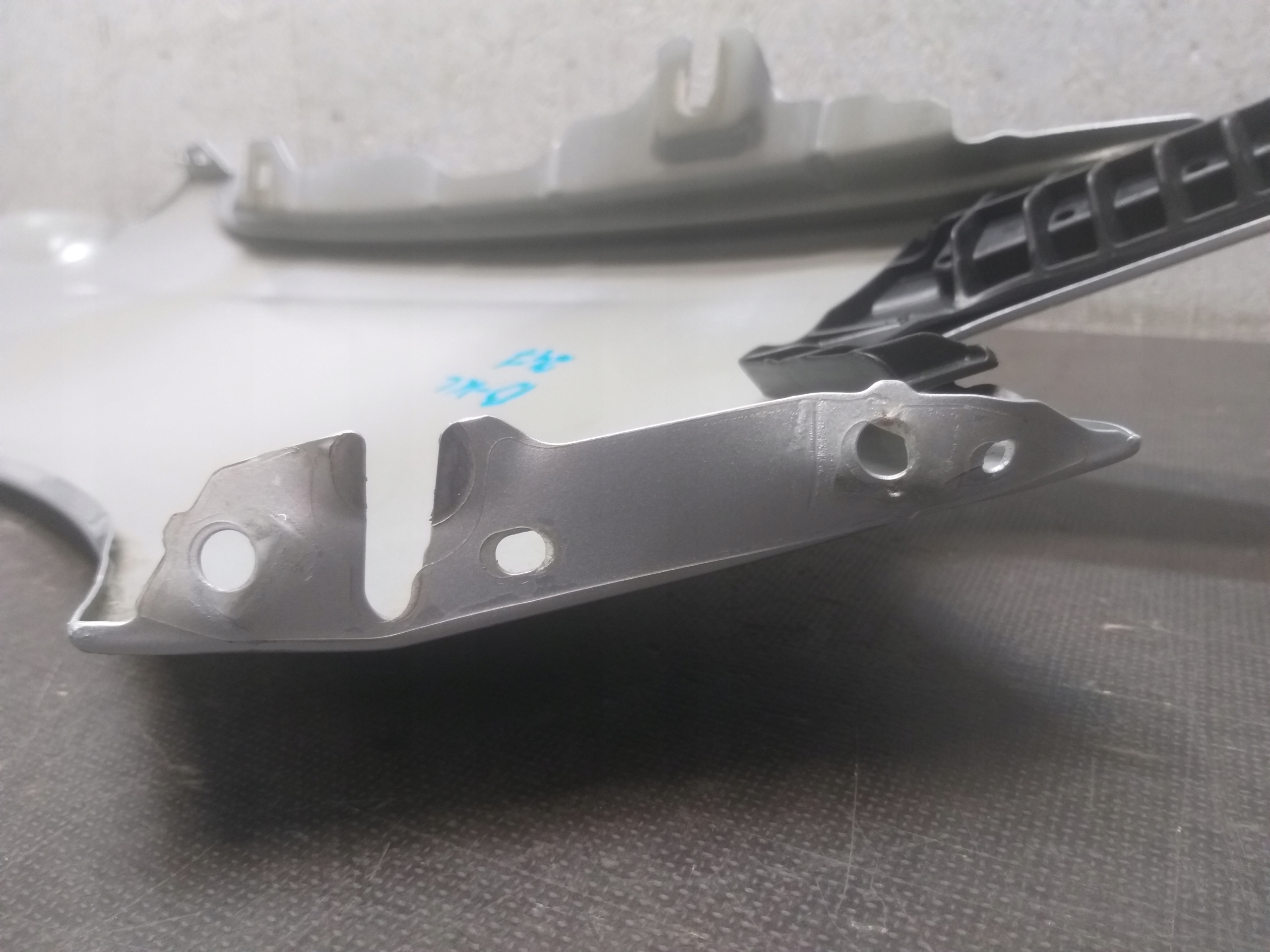 fender front left MERCEDES B KLASA W247