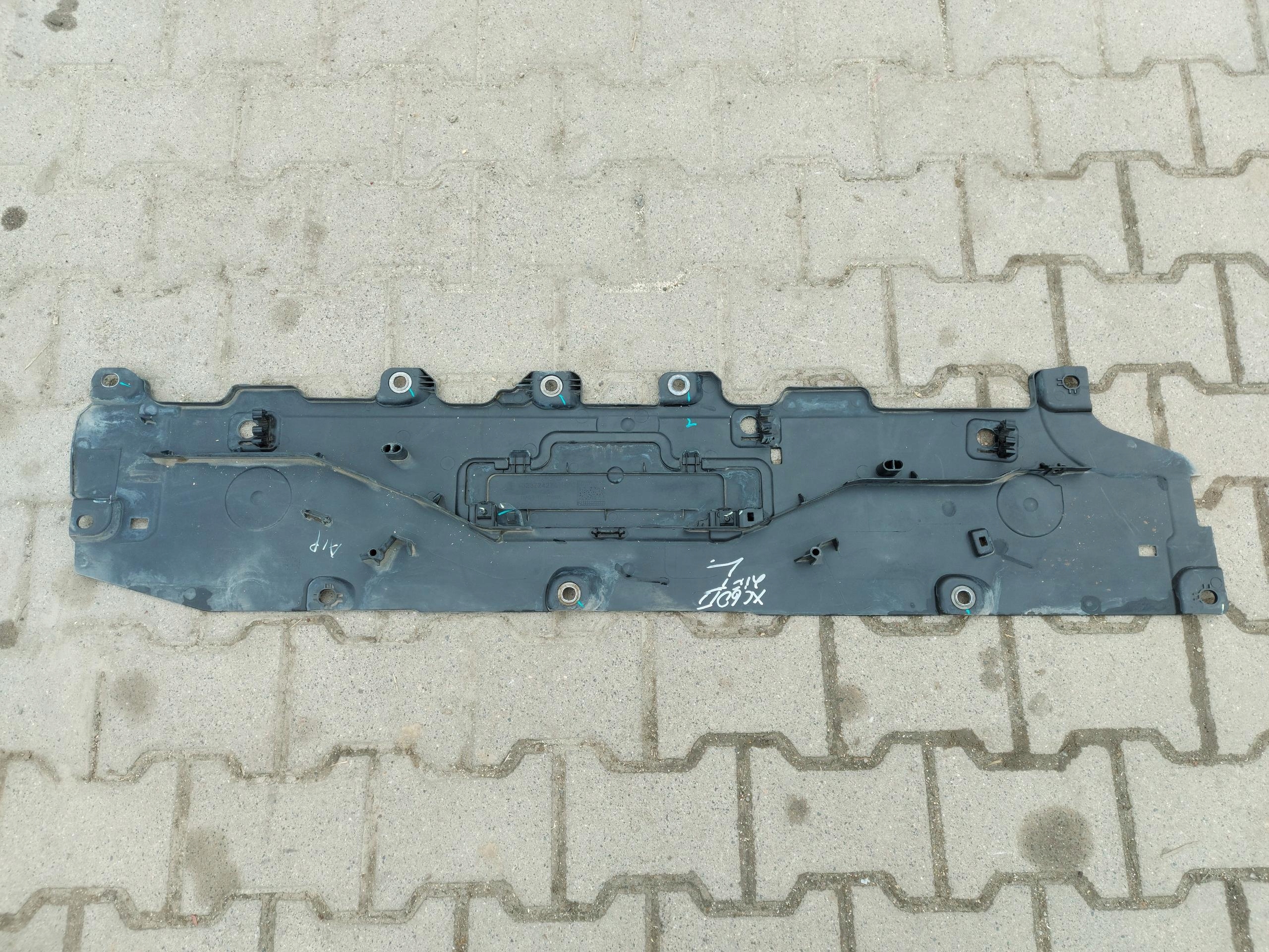VOLVO XC60 II LIFT cover chassis left 32372427