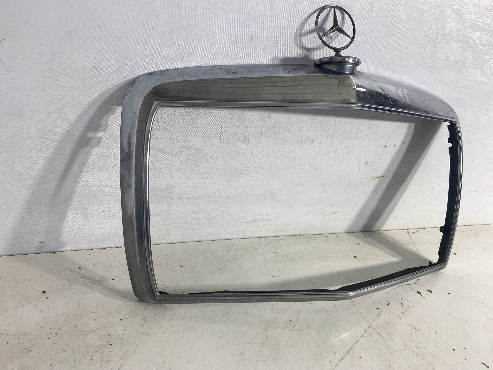 рамка решетка радиатора MERCEDES W123 европа