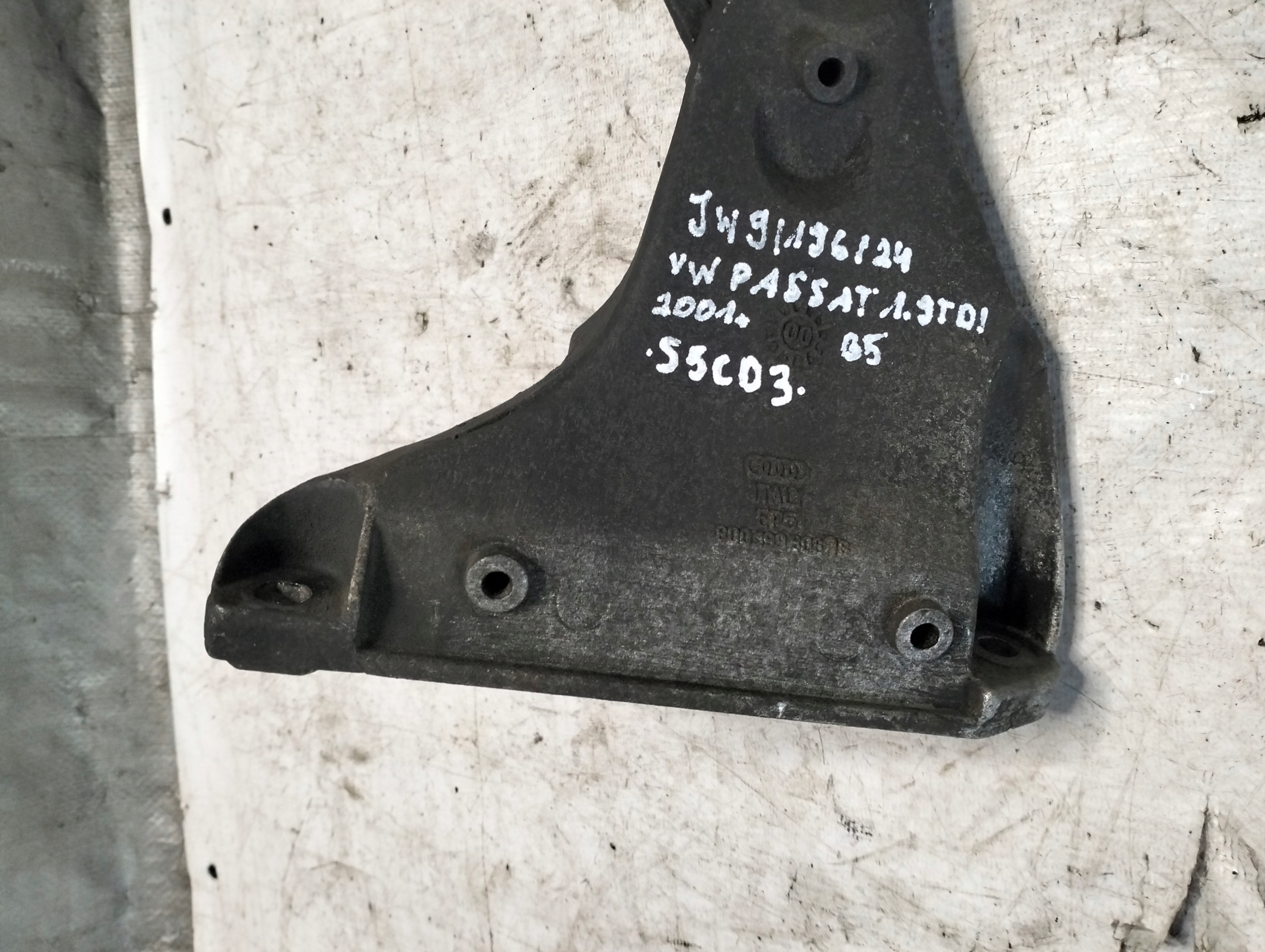 engine mount VOLKSWAGEN PASSAT B5 1.9TDI 74KW 2001r 8D0199308