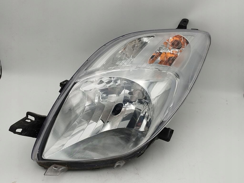 Toyota Yaris II 2 light left front front
