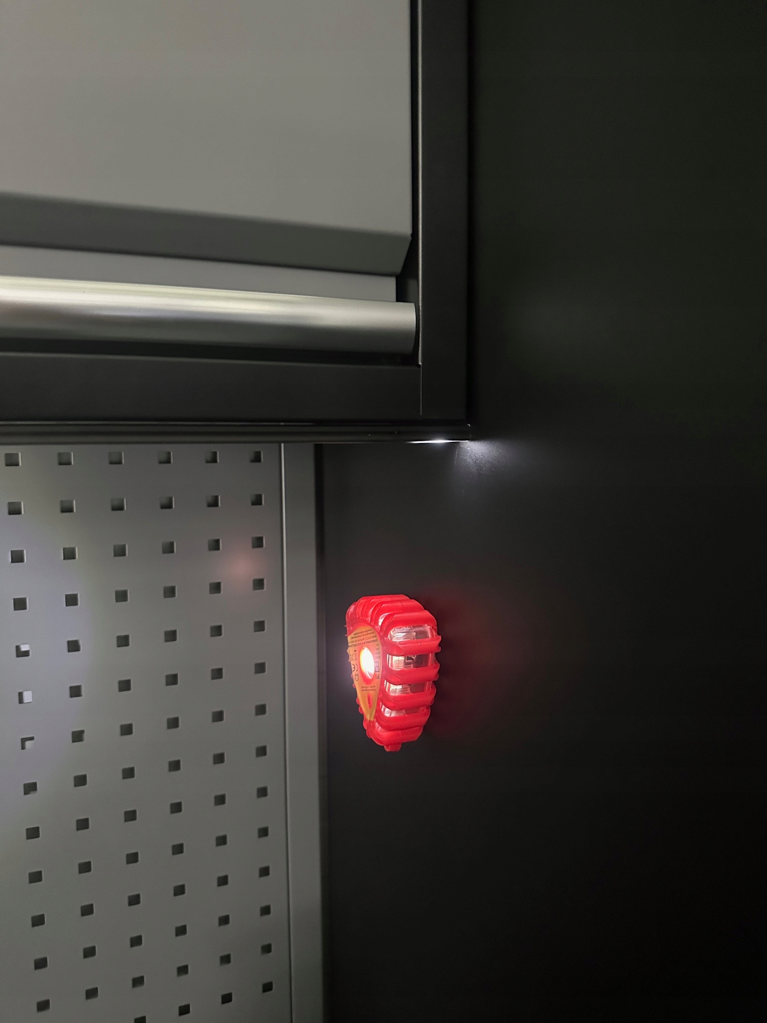 KOGUT OSTRZEGAWCZY LAMPA LED AWARYJNA LAMPA BŁYSKOWA FLARA LAMPA MAGNES Kolor czerwony