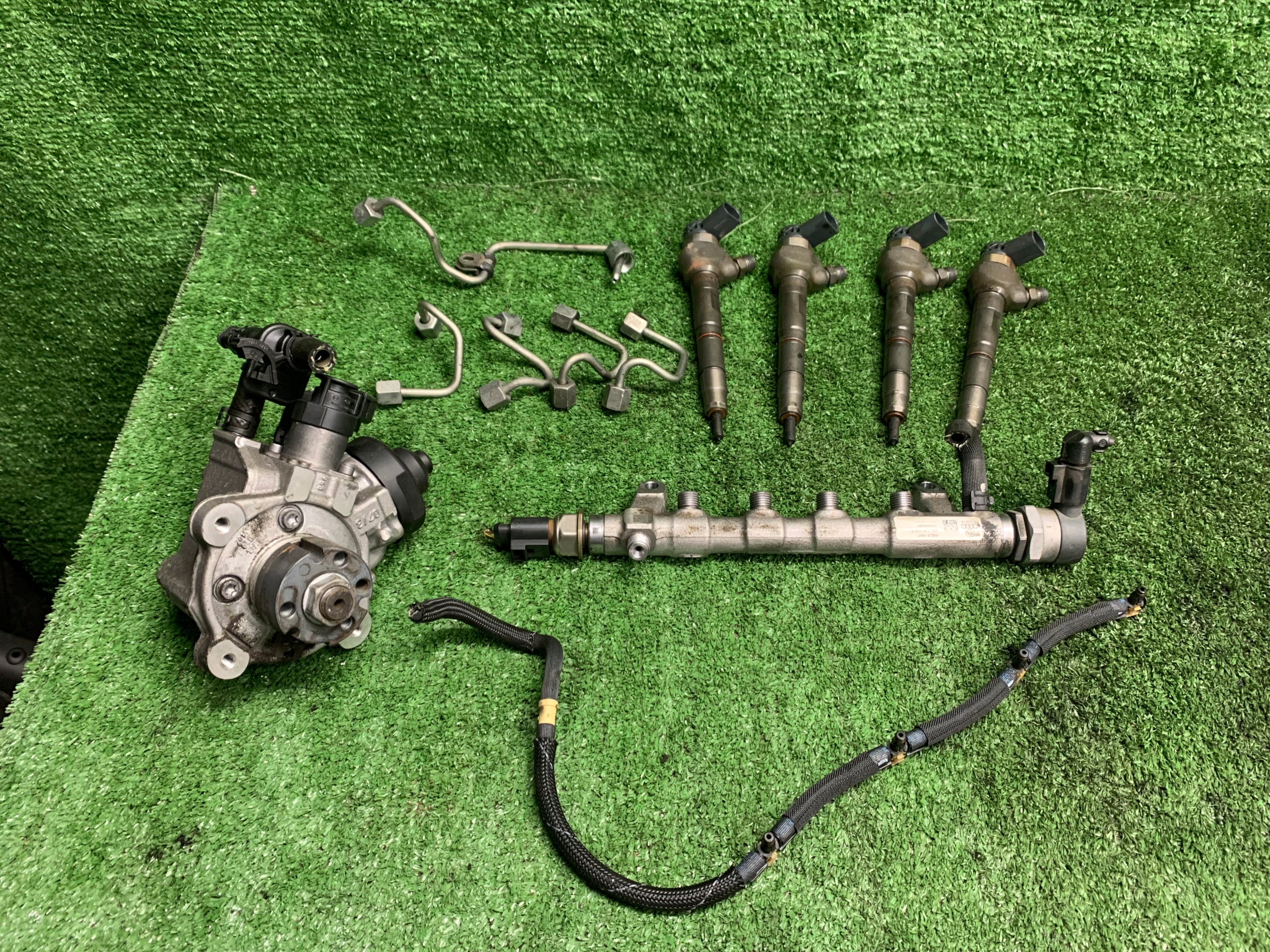 AUDI A4 A5 2.0 TDI CGL trysky pumpa POMPOWTRYSKOWA 03L130755D 03L130277J
