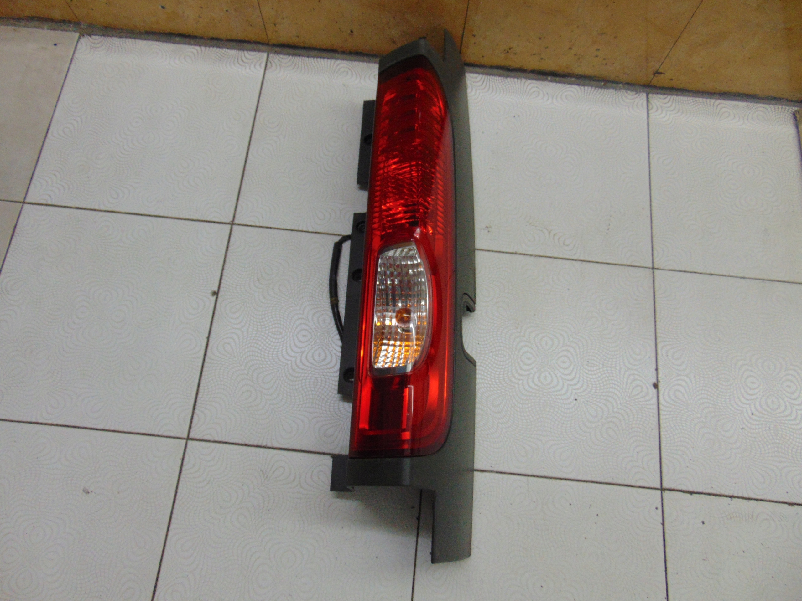 LICHT HECK HINTEN RECHTS OPEL VIVARO II B