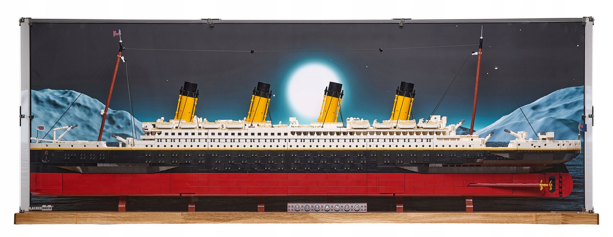 Vitrína L Wood s pozadím 1 Blacked Brick pre Lego 10294 Creator Expert Titanic