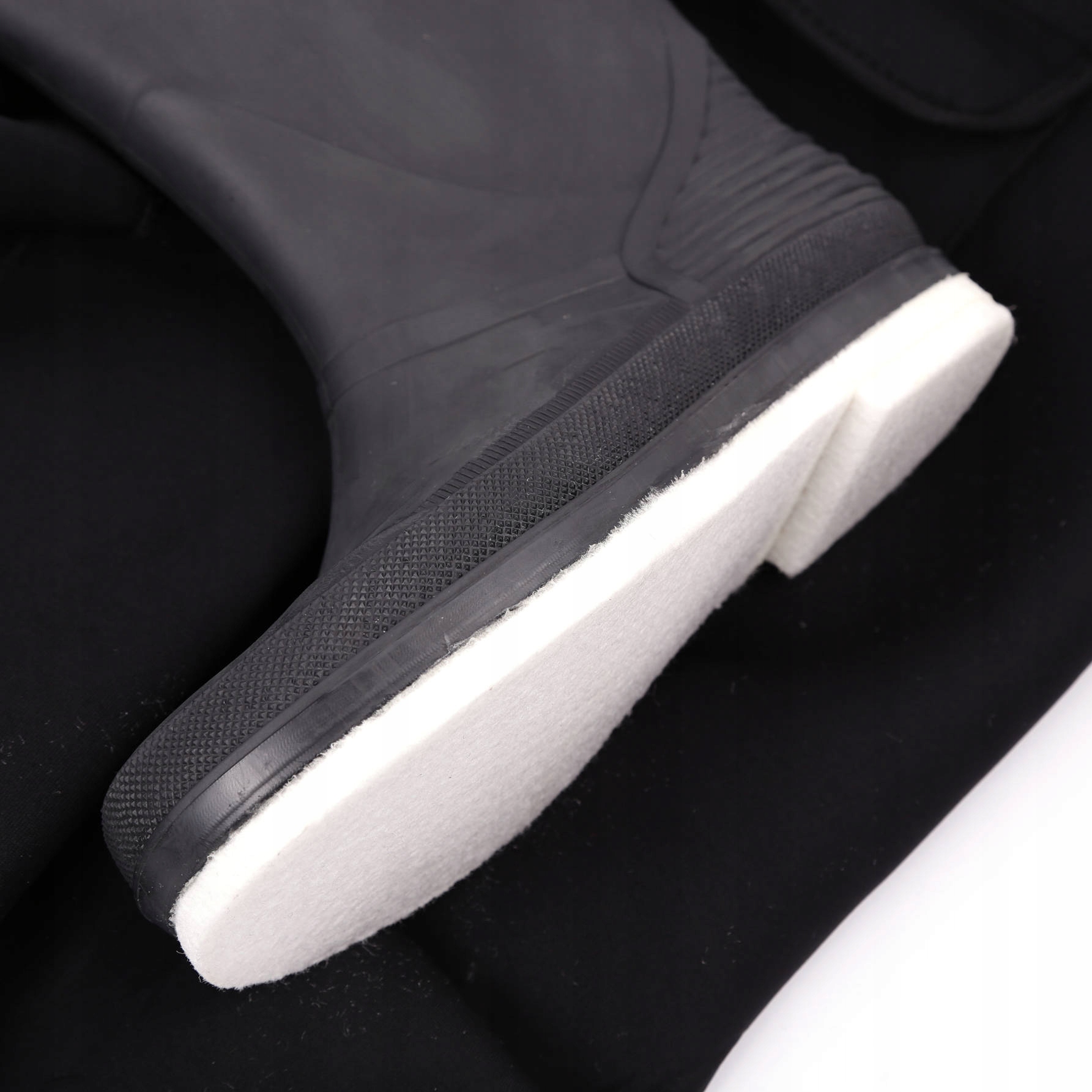 SPODNIOBUTY NEOPRENOWE Z FILCOWĄ PODESZWĄ-44/45 Typ z butami