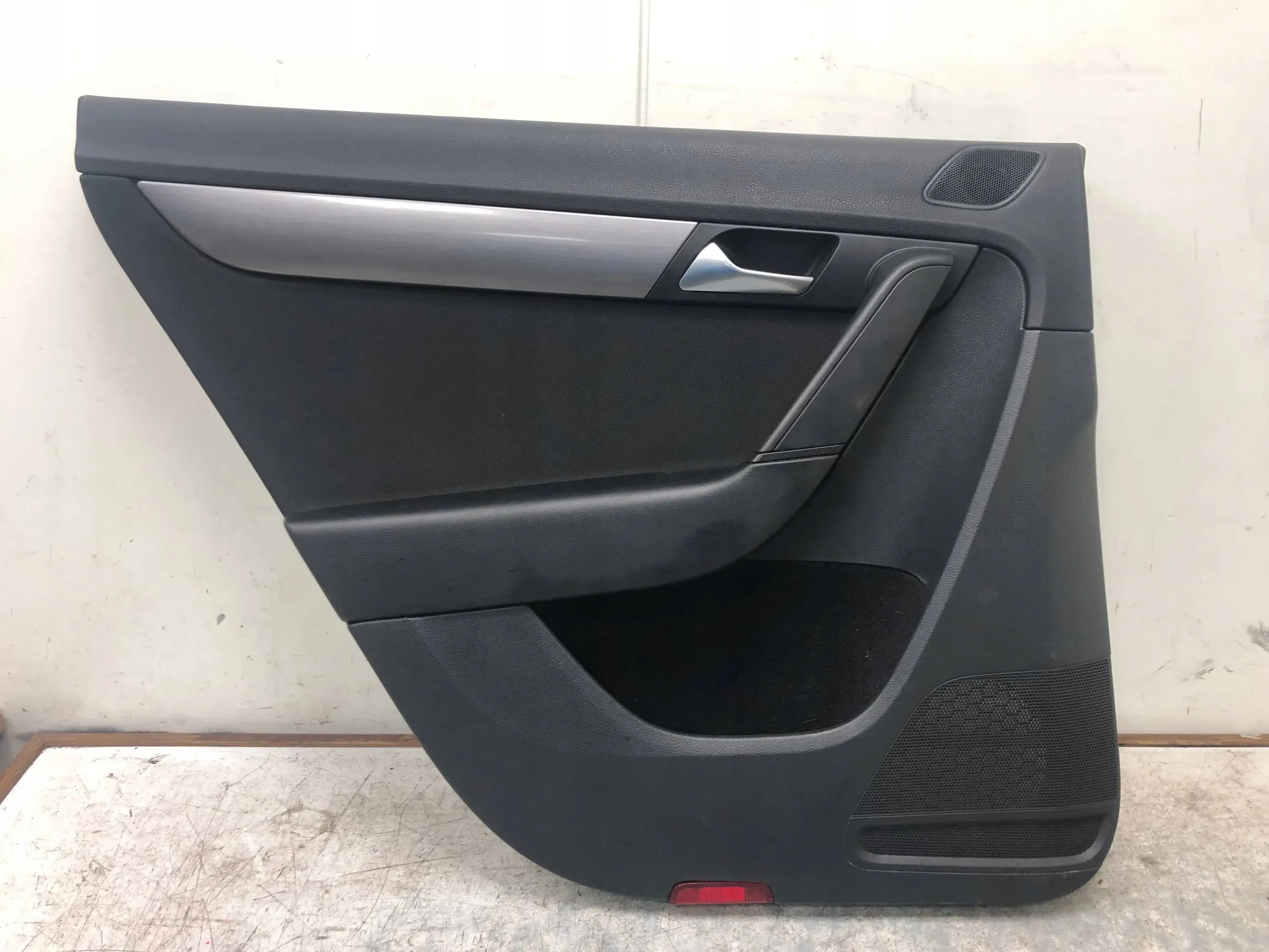 дверные карты левый зад vw PASSAT B7 универсал 3AF867211