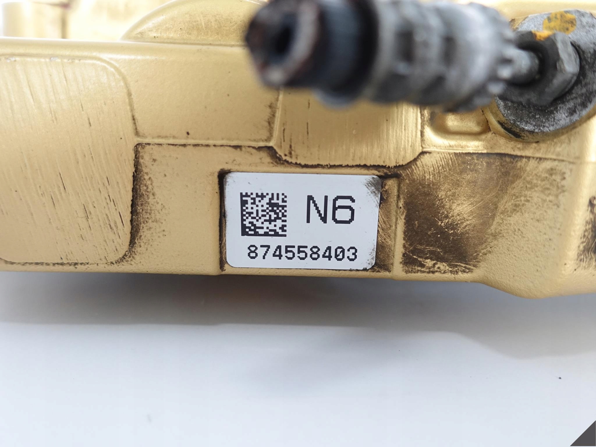 BMW M5 F90 M8 F91 GOLD třmen+plotýnky pravý předek