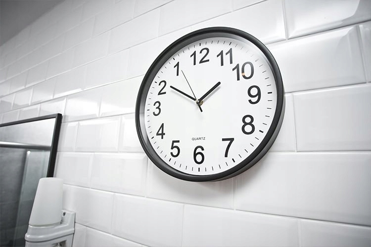 Zegar wsteczny cofający czas Szerokość całkowita 30 cm