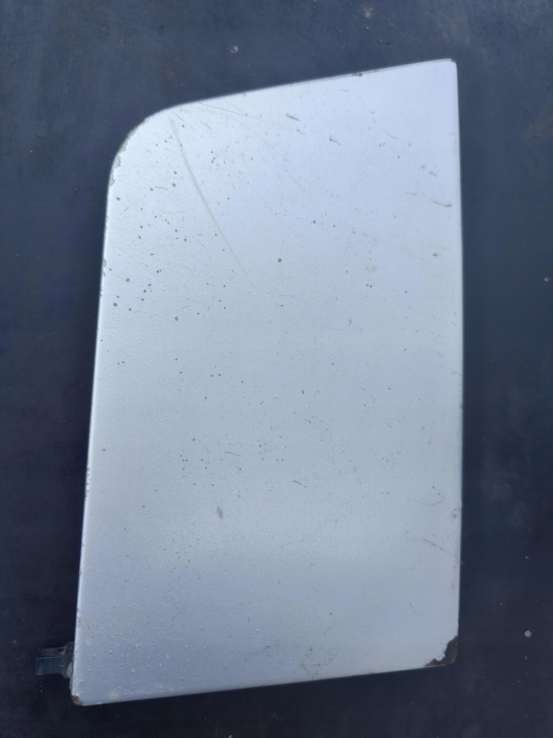 VW T5 Klapka Blech Blende Abdeckung Tankklappe des Kraftstoffsbehälters biala