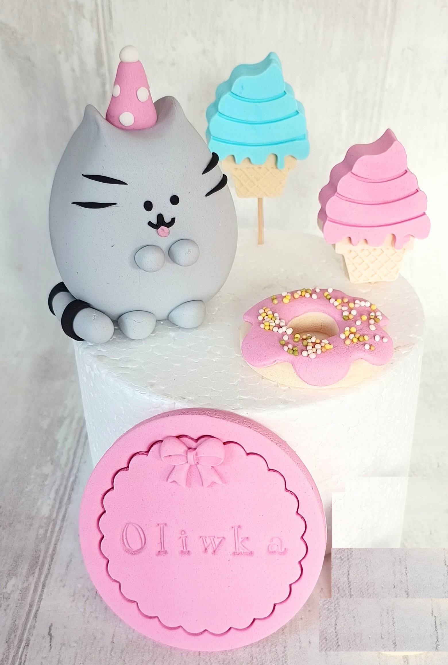 Levně Pusheen figurka z cukrové hmoty Sada dekorací s etiketou zmrzlina a kobliha