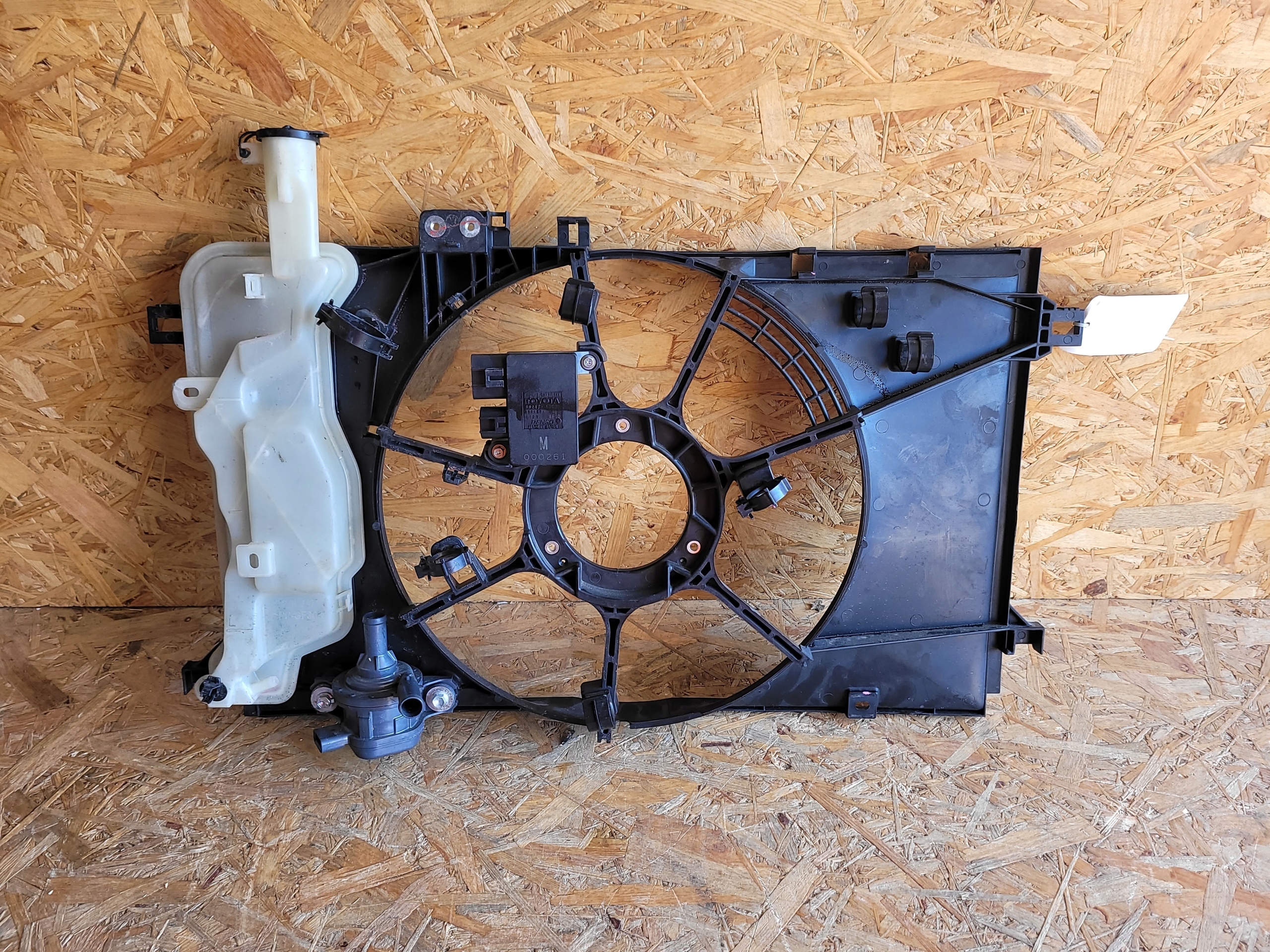 TOYOTA YARIS CROSS 2022 OBUDOWA WENTYLATORA CHŁODNICY ORYGINAŁ FV