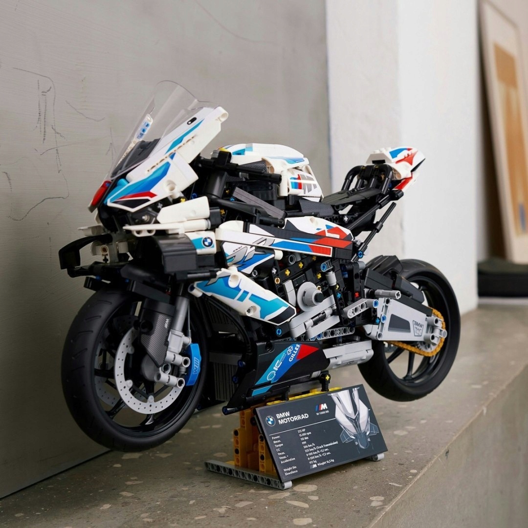 LEGO Technic Motor BMW M 1000 RR 42130 Materiał karton papier plastik