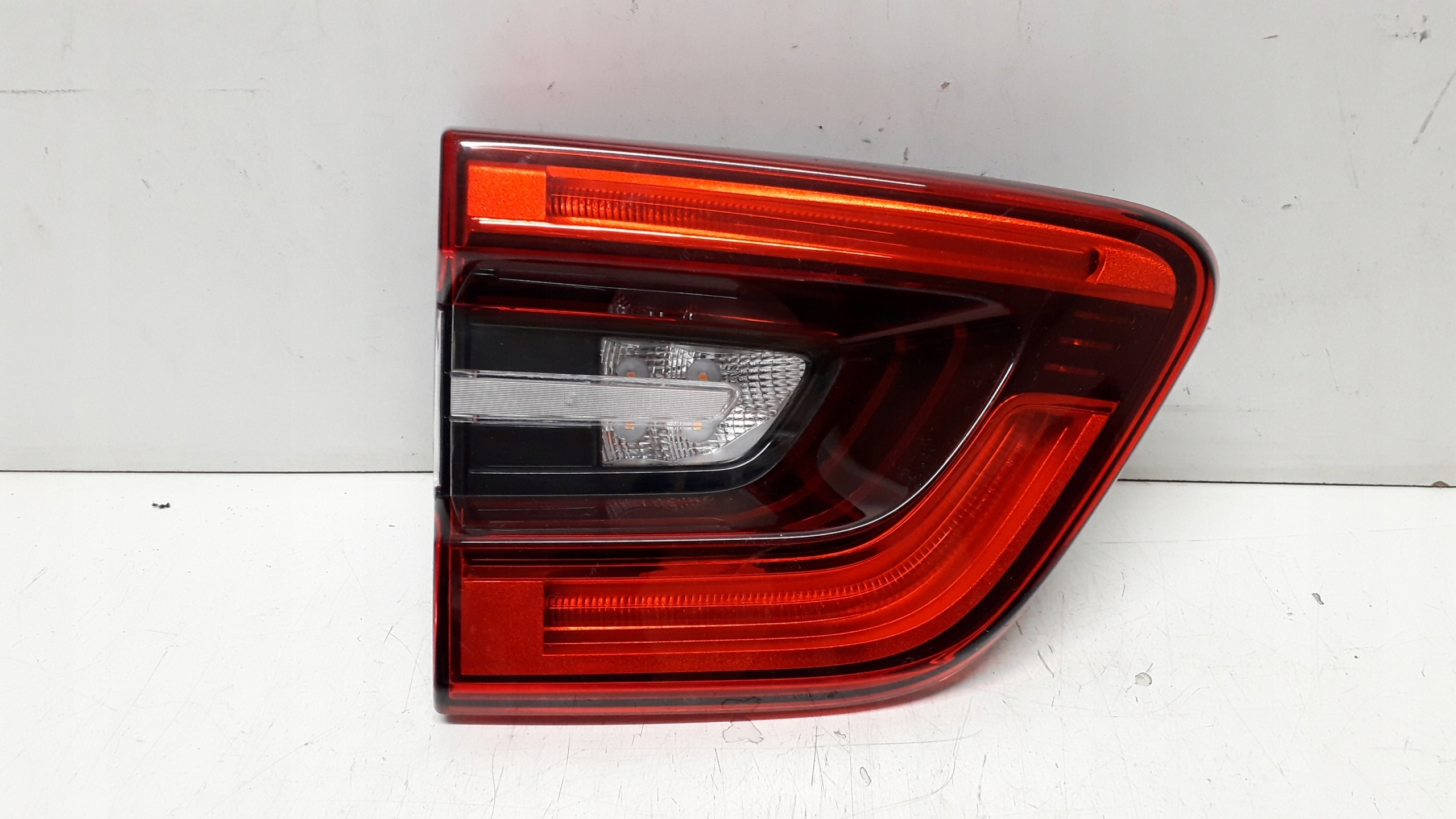 RENAULT KADJAR LIFT 18- LAMPA LEWA TYŁ W KLAPĘ LED