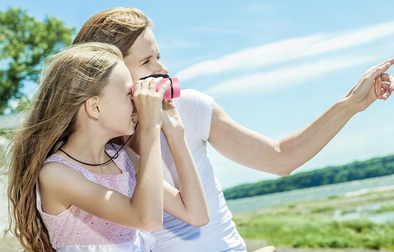 LORNETKA 4x30 IDEALNA DLA DZIECI SZKLANA OPTYKA NA WAKACJĘ PLAŻĘ DZIECIĘCA Kolor dominujący odcienie różu