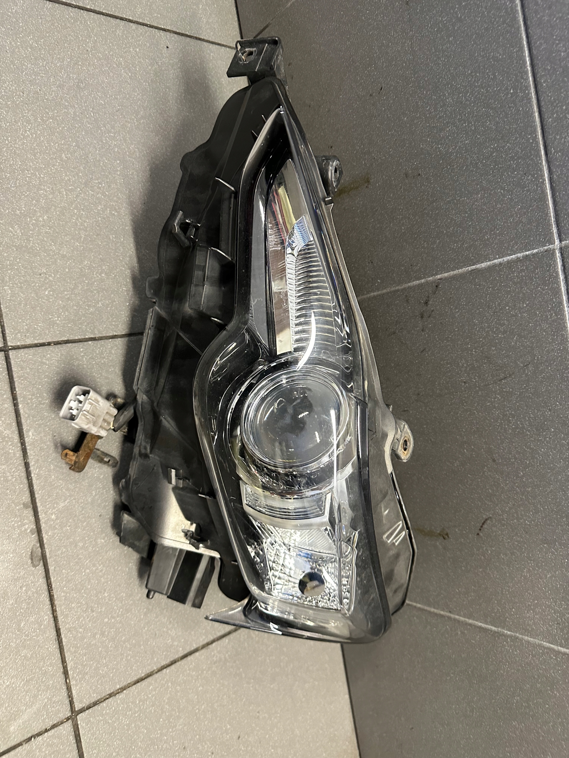 ФАРА ЛІВИЙ ПЕРЕД LEXUS IS III EU ХОРОША