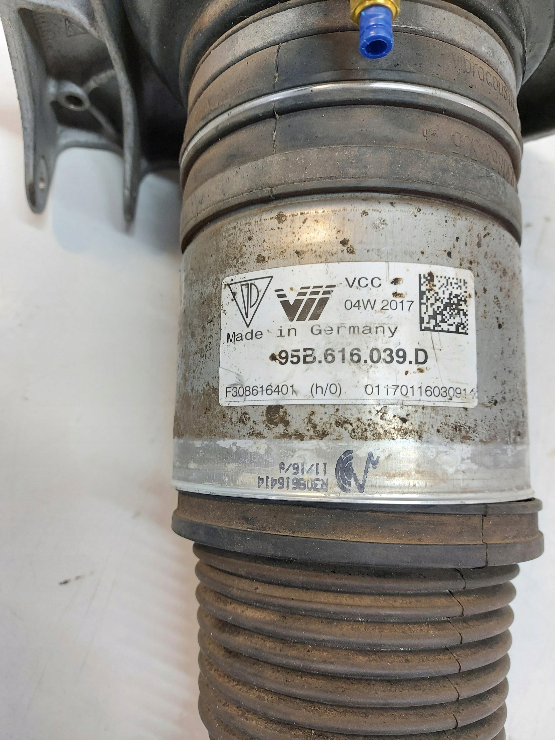 PORSCHE Macan 95B shock absorber pneumatyczny front left 95B616039D