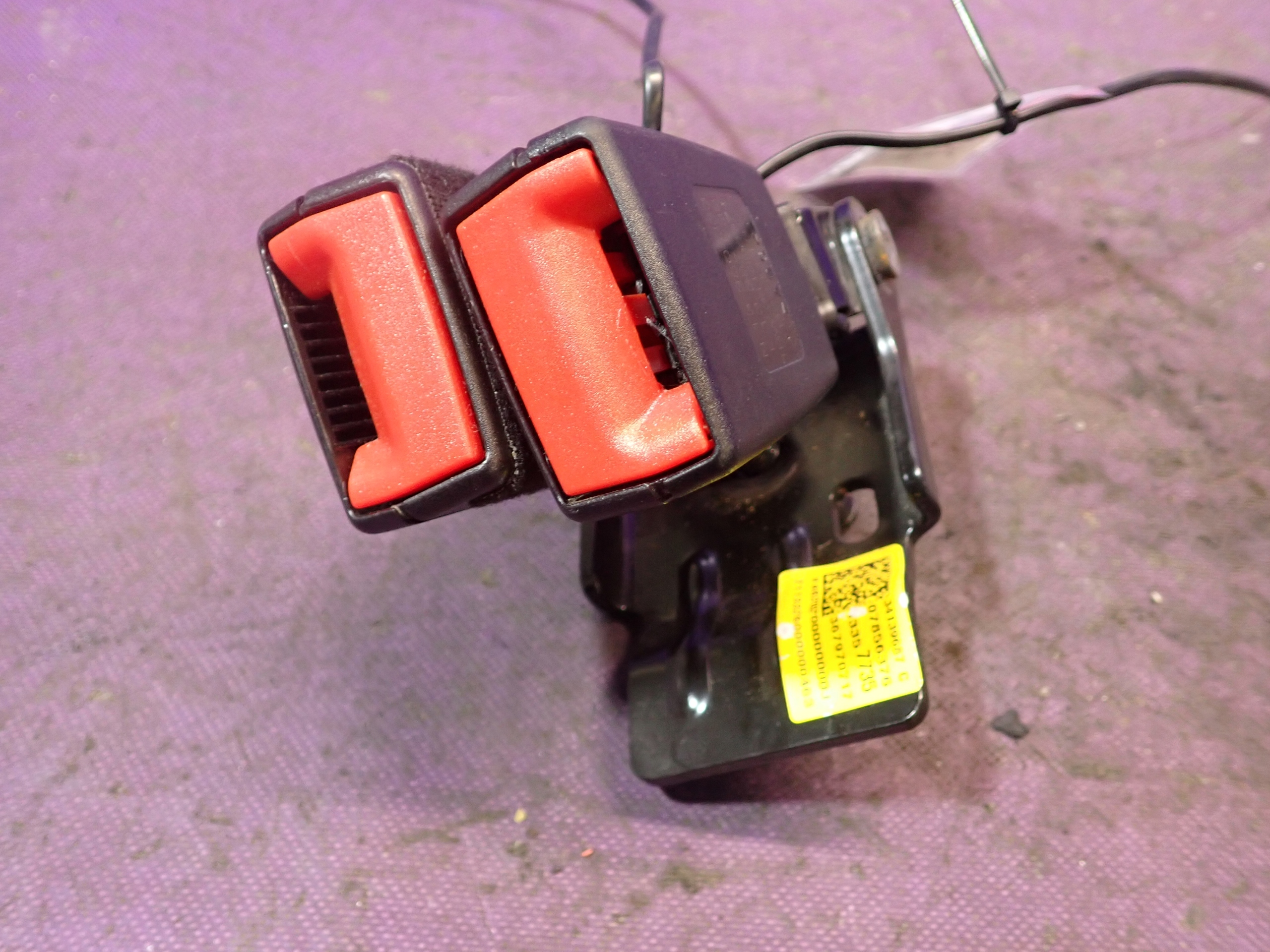 opel ADAM 12- защелка ремня зад 13357735