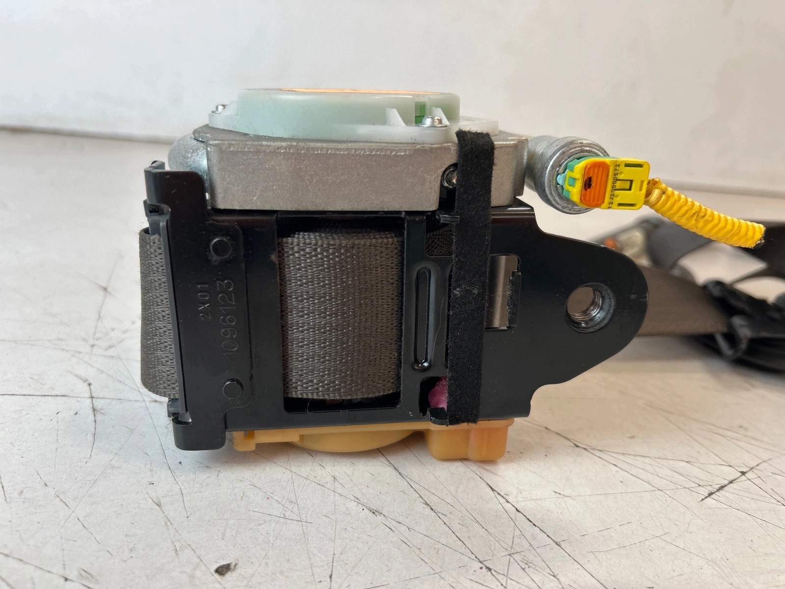tension belt safety front front left brazowy Opel Mokka A and