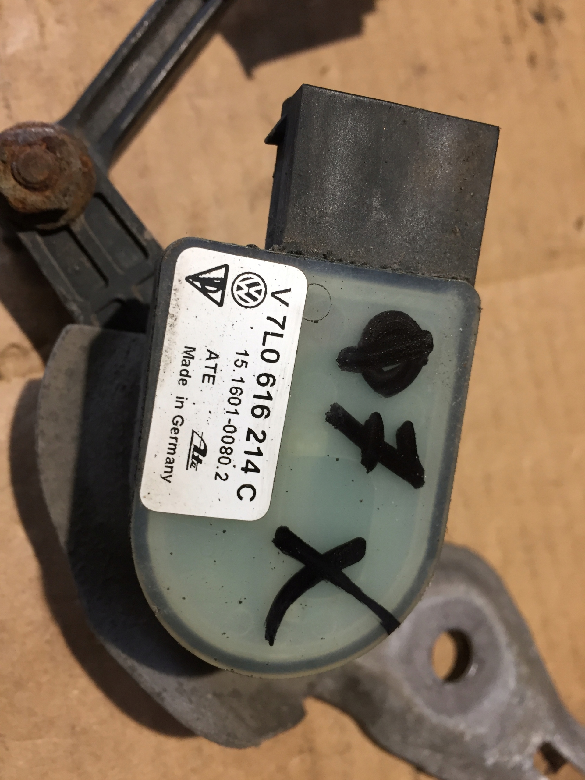 AUDI Q7 4L Sensor POZIOMOWANIA Leuchten 7L0616214C