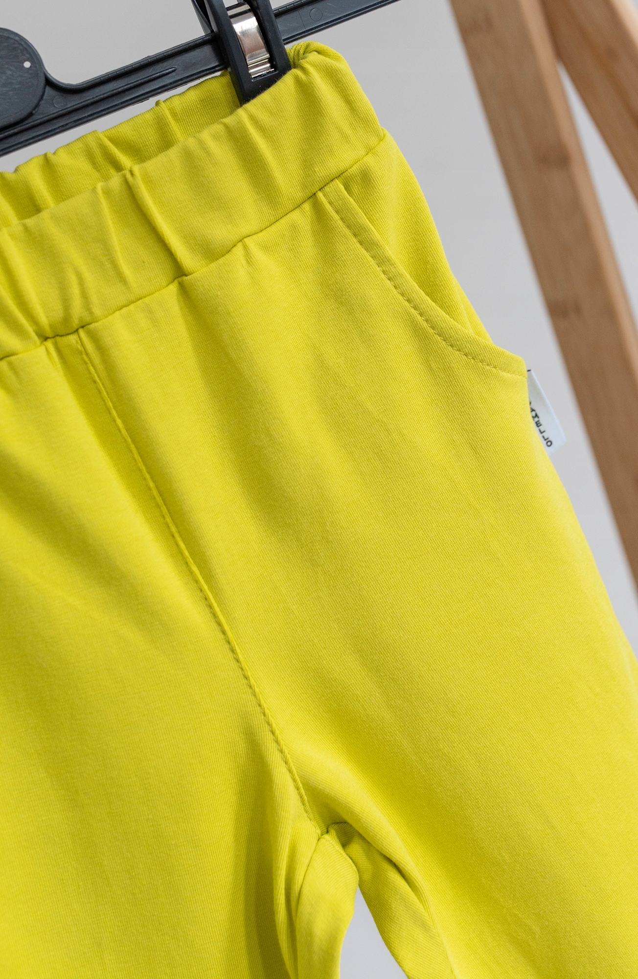 Cieniutkie i Przewiewne Spodnie Maks - Perfekcyjne na Lato Rozmiar (new) 134 (129 - 134 cm)