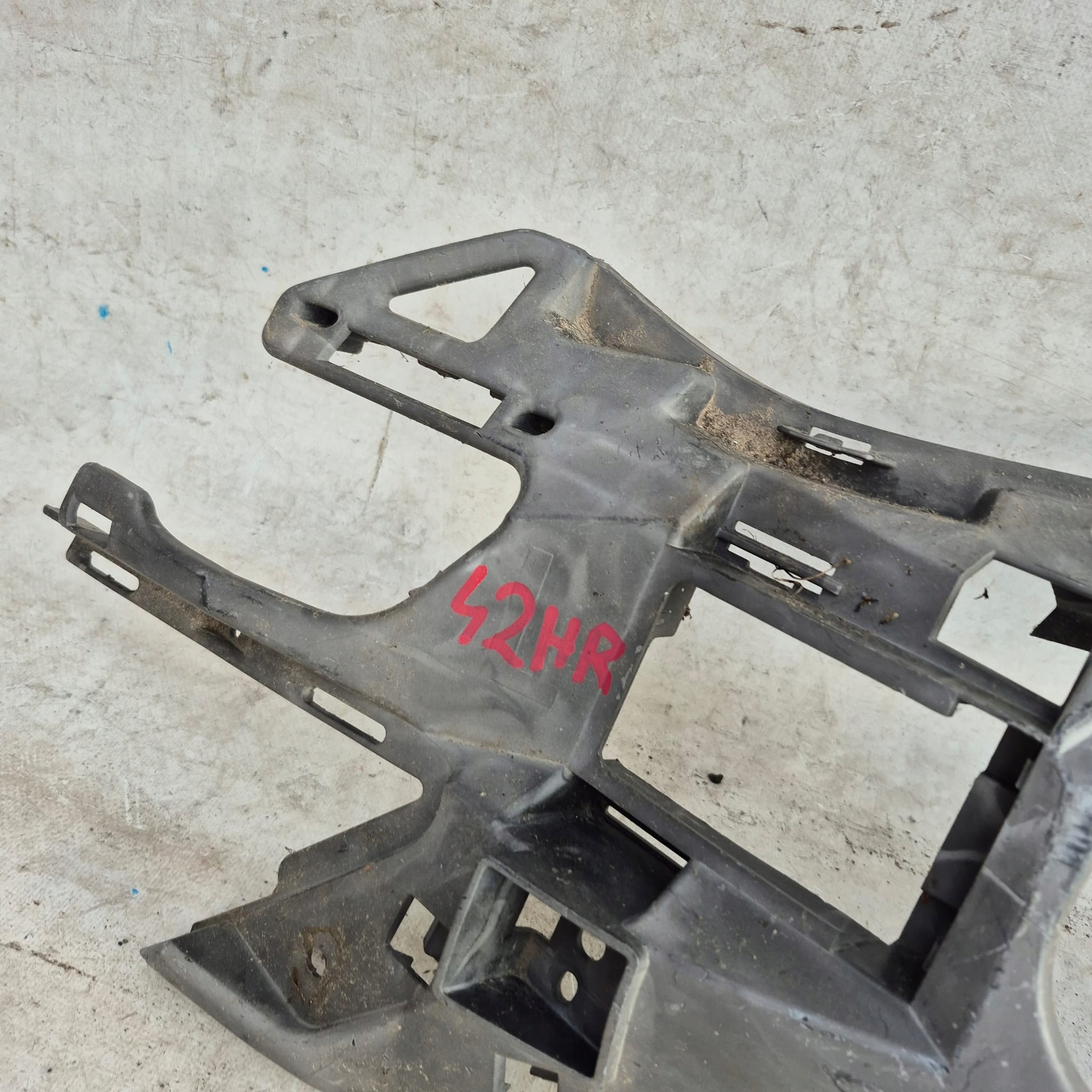 MERCEDES E-KLASA W212 LIFT 13-16 holder support left front front