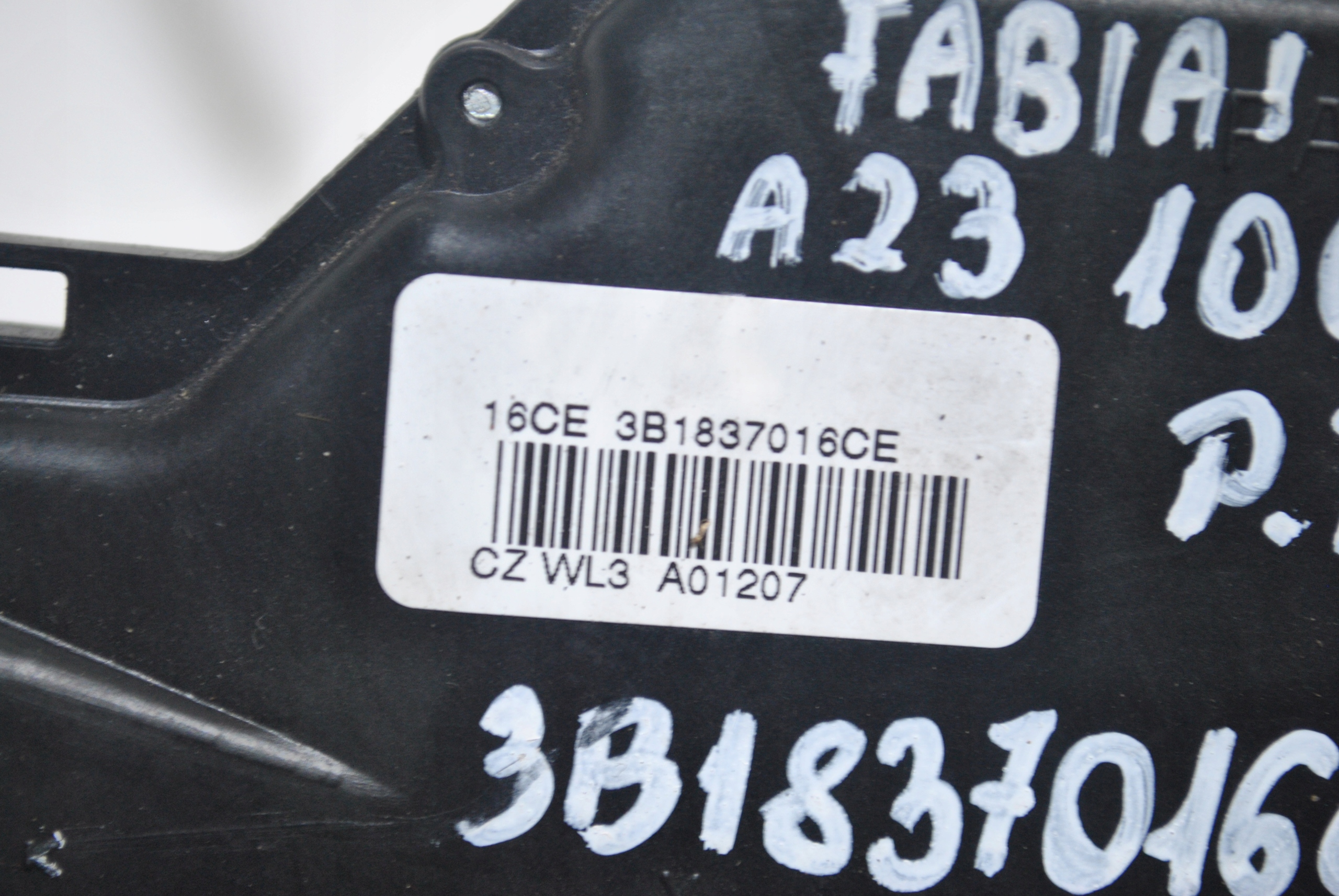 замок двери SKODA FABIA I правый передний 3B1837016CE
