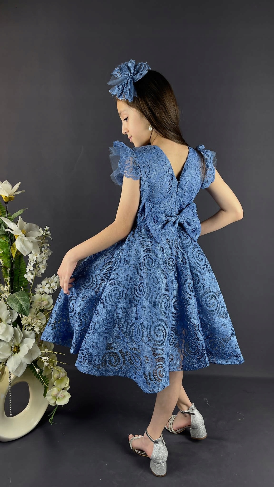 Elegancka sukienka koronka kokarda plus spinka 104 Długość do łydki