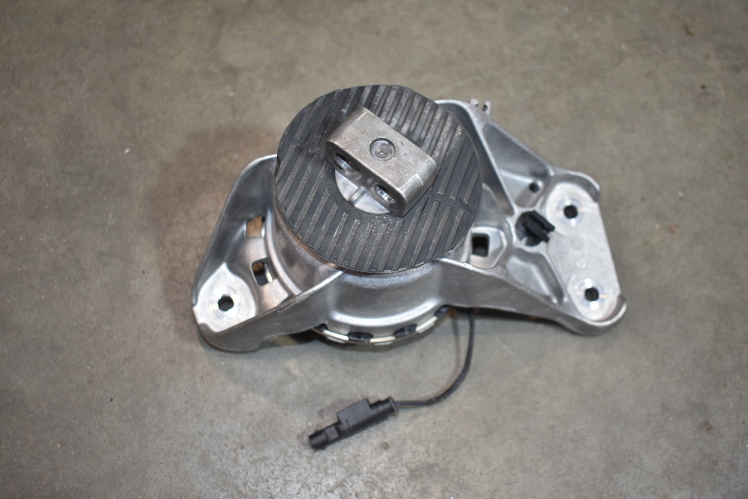 IDEALNA engine mount right MERCEDES W206 1