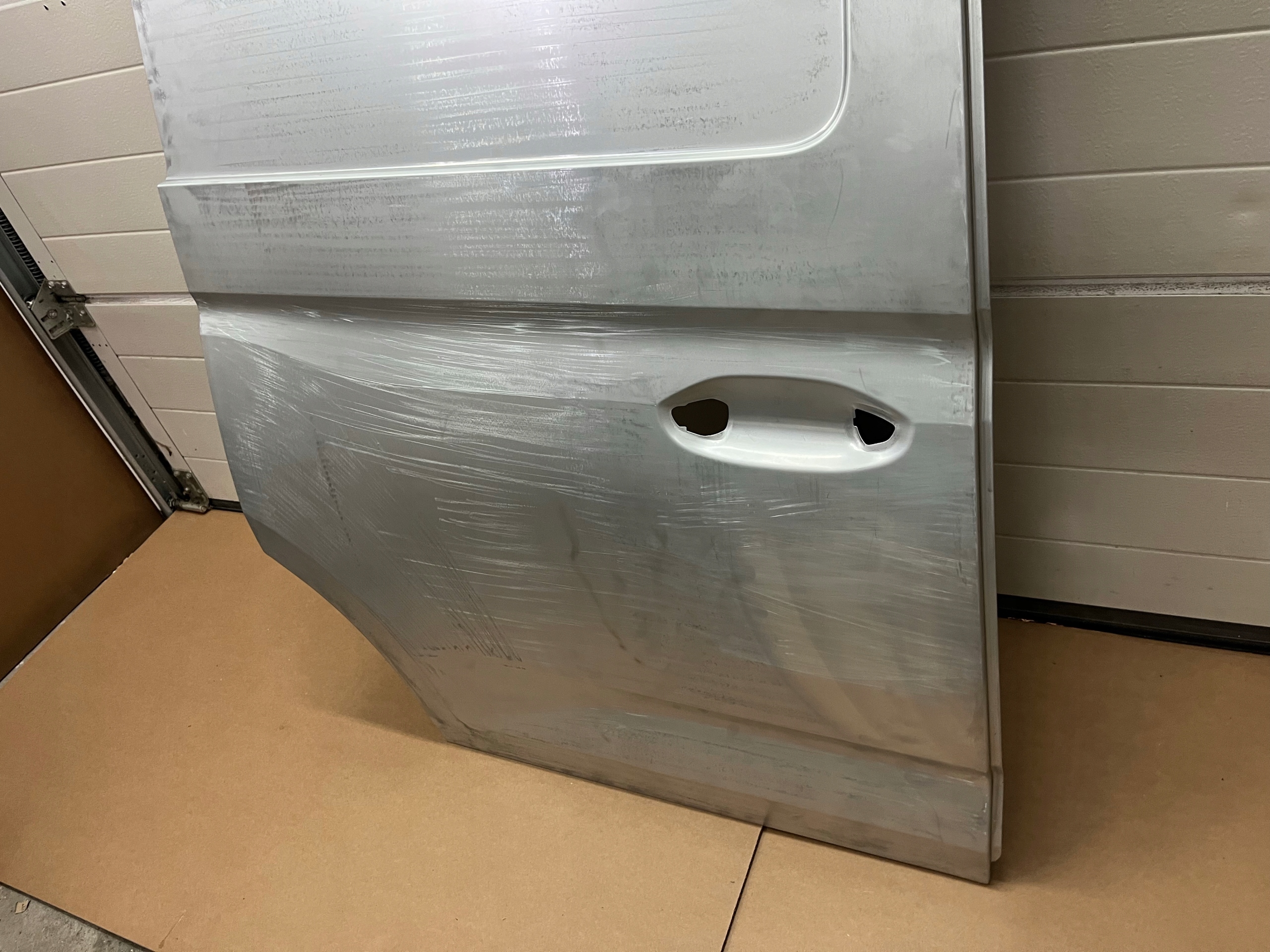 DRZWI BOCZNE VW CADDY 2K7 PRZESUWNE DRZWI Ford Transit Connect 2022-23r Kolor srebrny