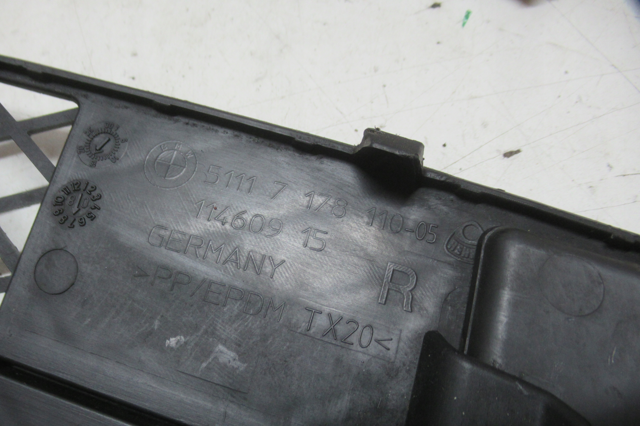 BMW E60 3.0 LCI 08R grid of a bumper right front 7178110