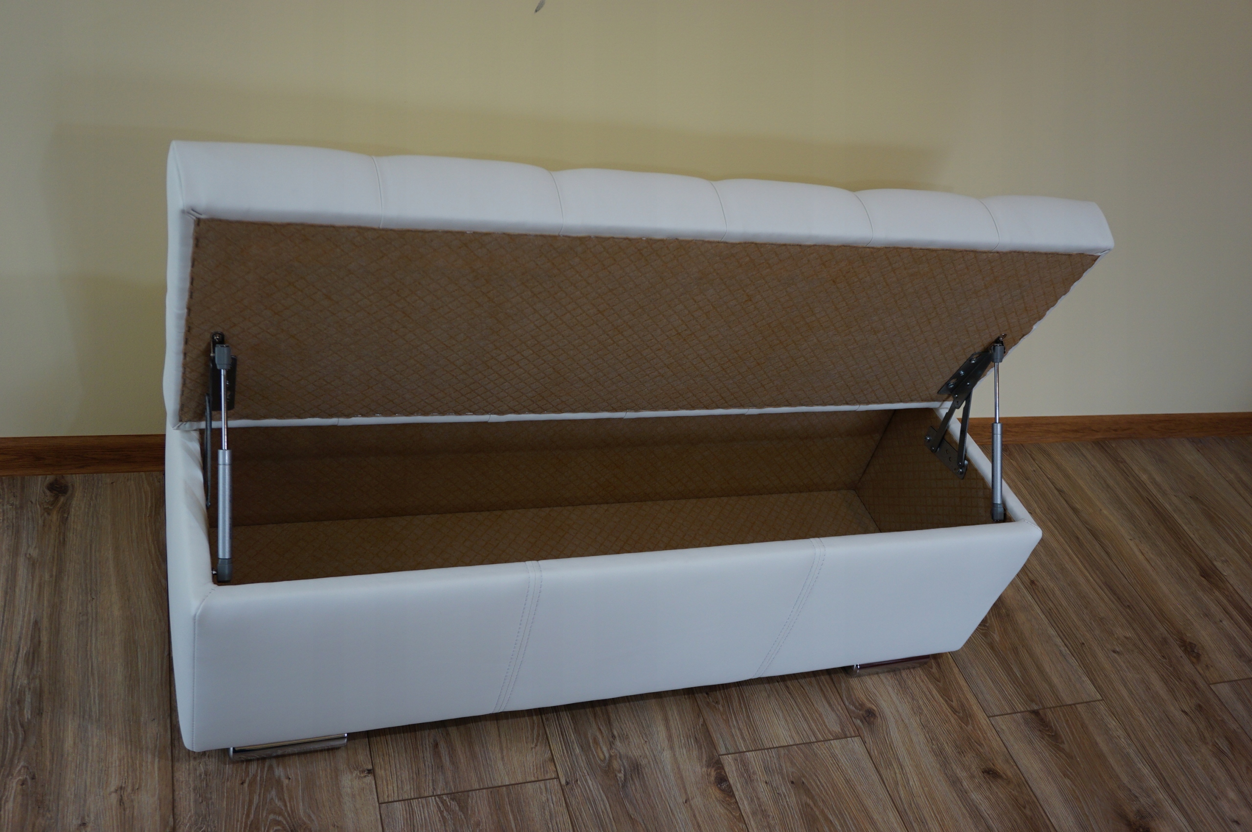 Pufa, ławeczka otwierana na automacie chesterfield Kolor obicia biały