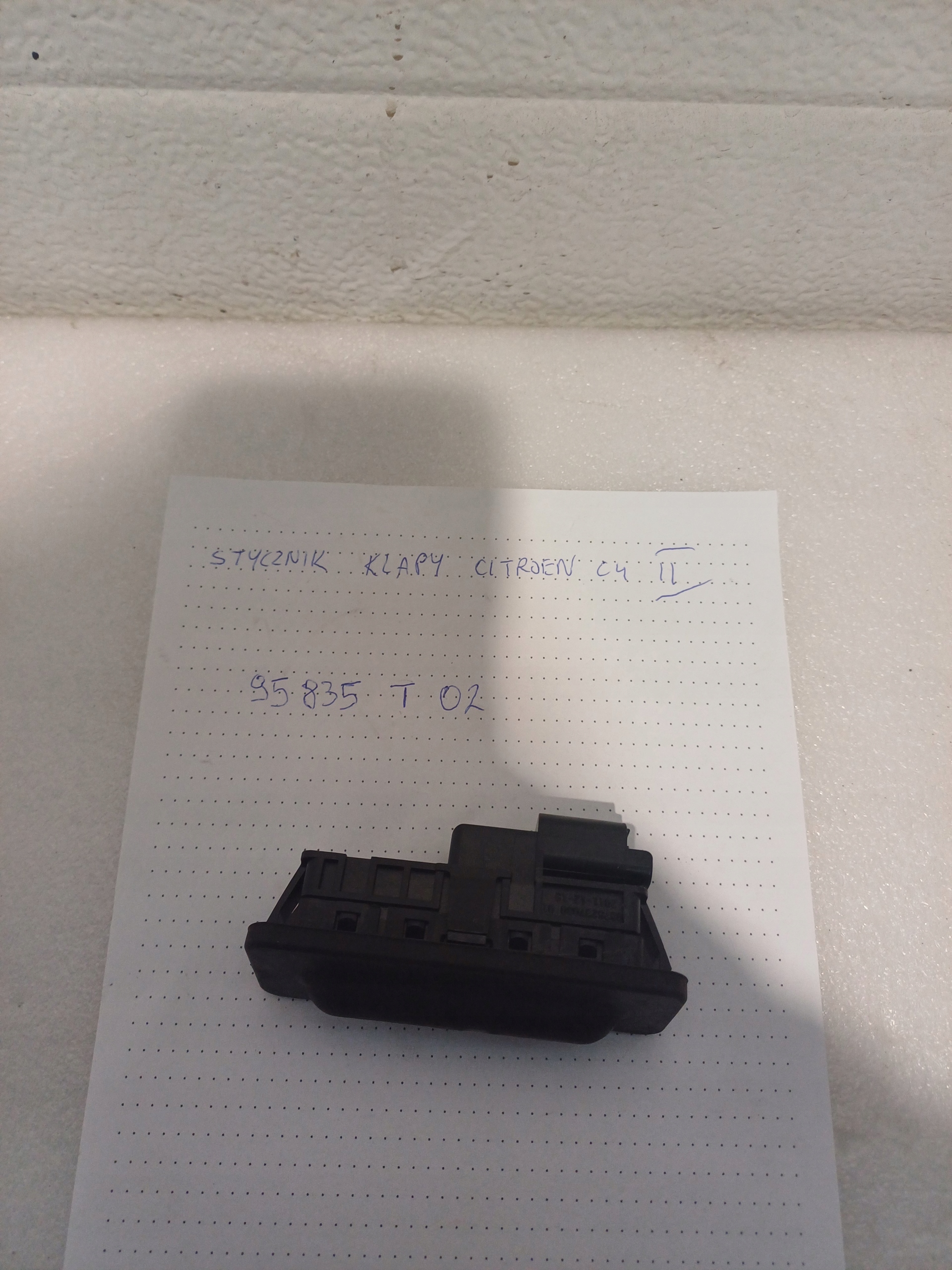 Connecteur du capot CITROEN C4 II 95835T02