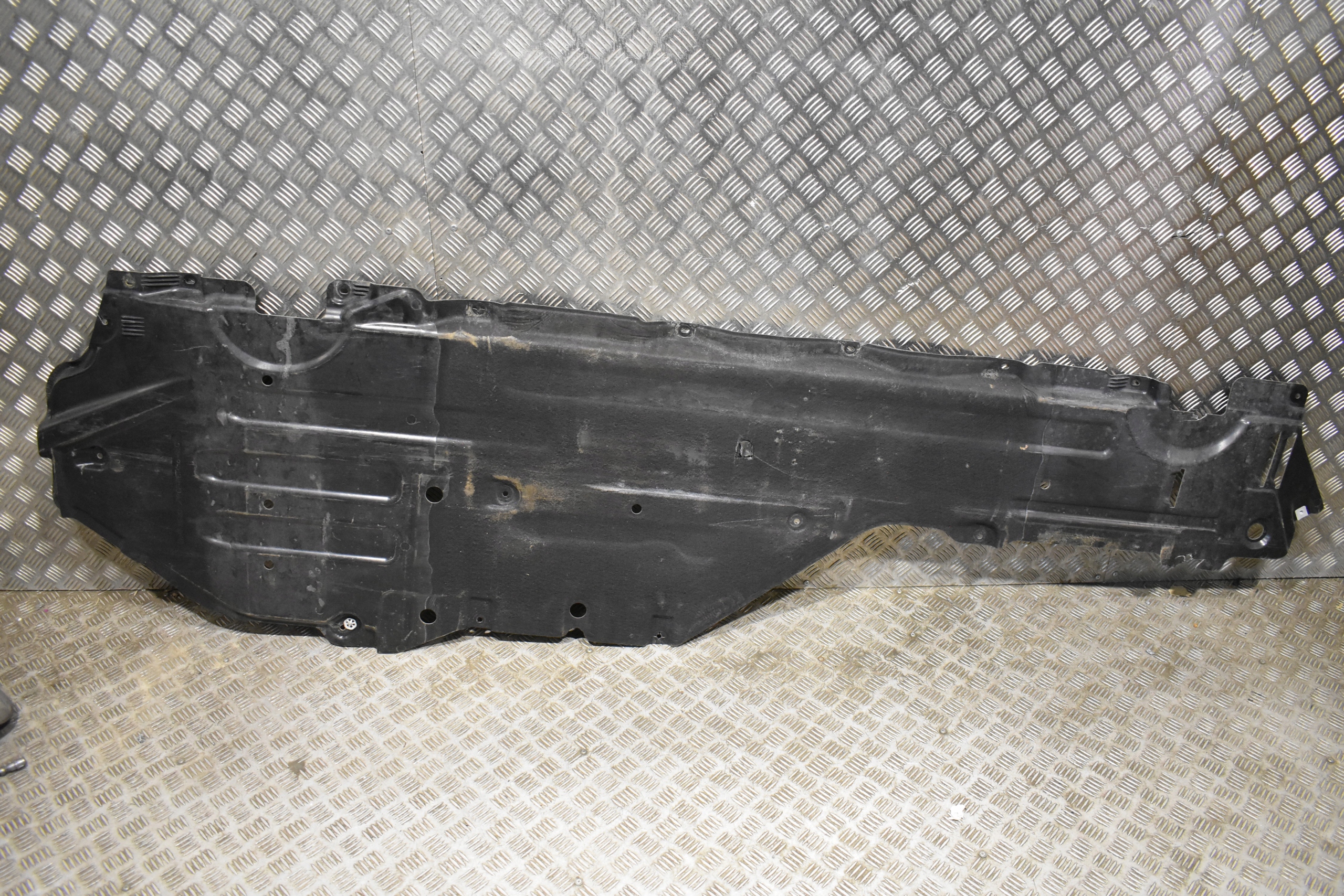 cover chassis right MERCEDES W214 1