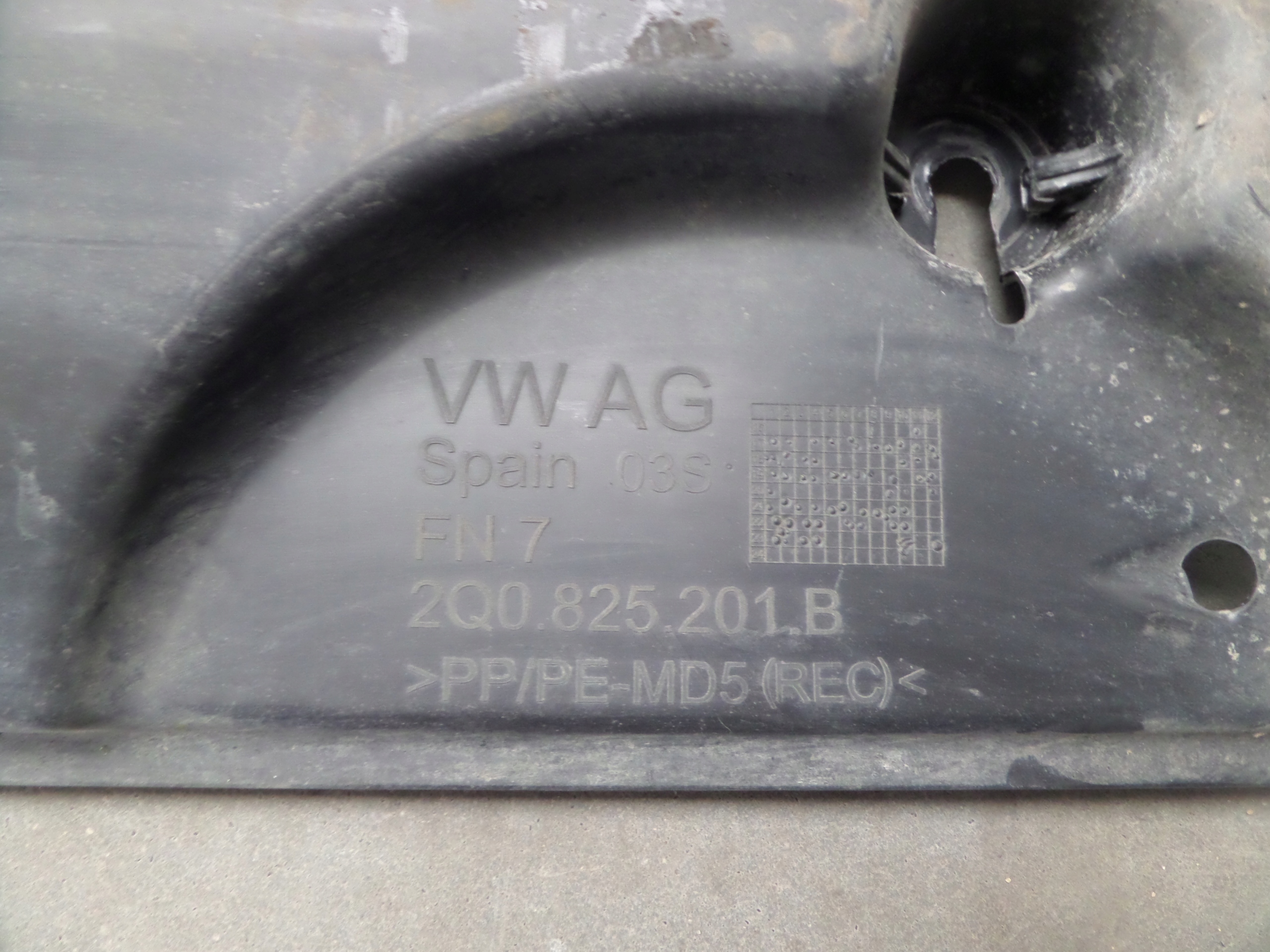 links Blende Abdeckung abdeckung Unterfahrschutz VW SKODA SEAT 2Q0825201B