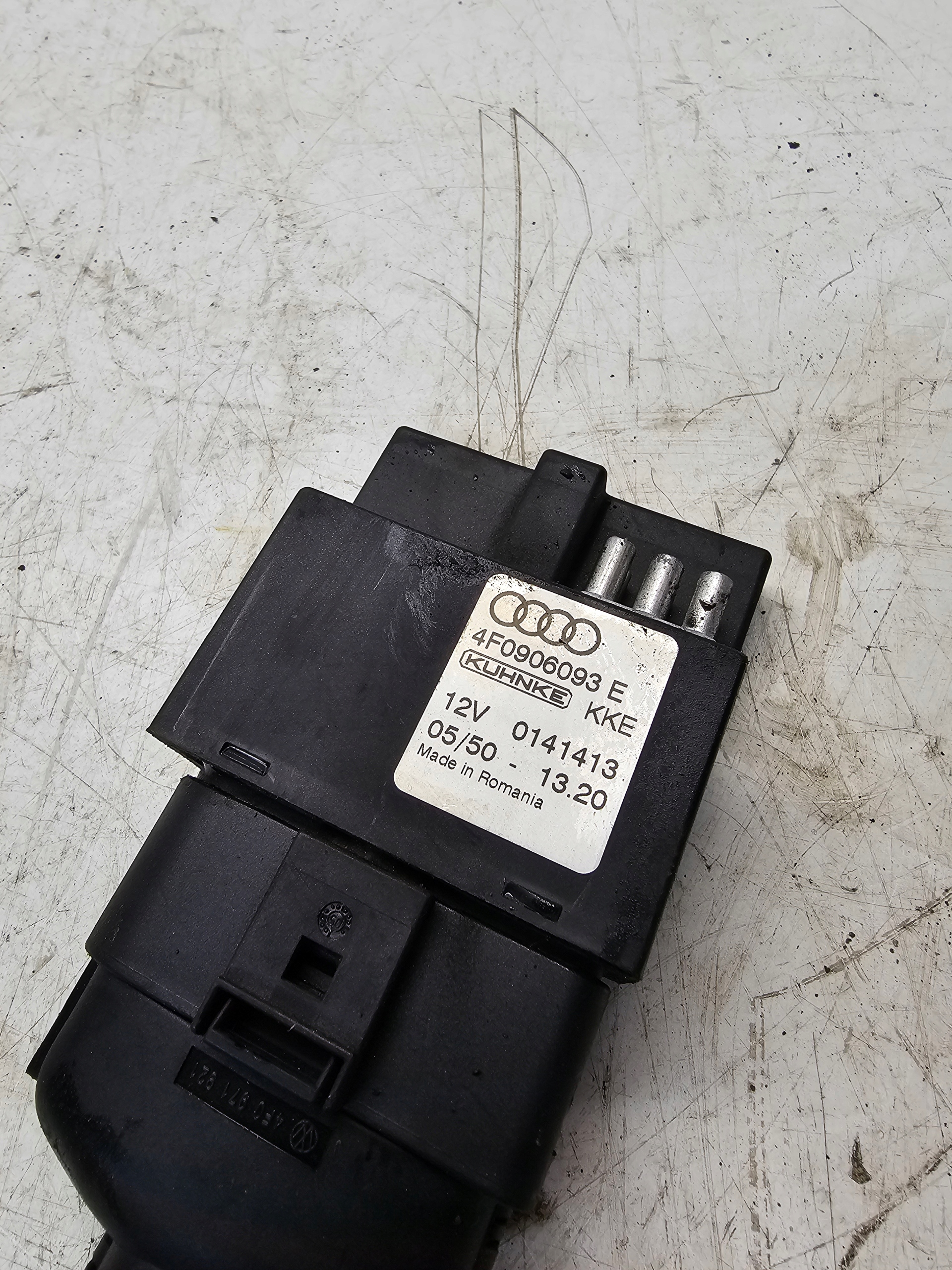 Bedienteil POMPY des Kraftstoffsbehälters AUDI A6 C6 A4 B7 4F0906093E 3.2 FSI