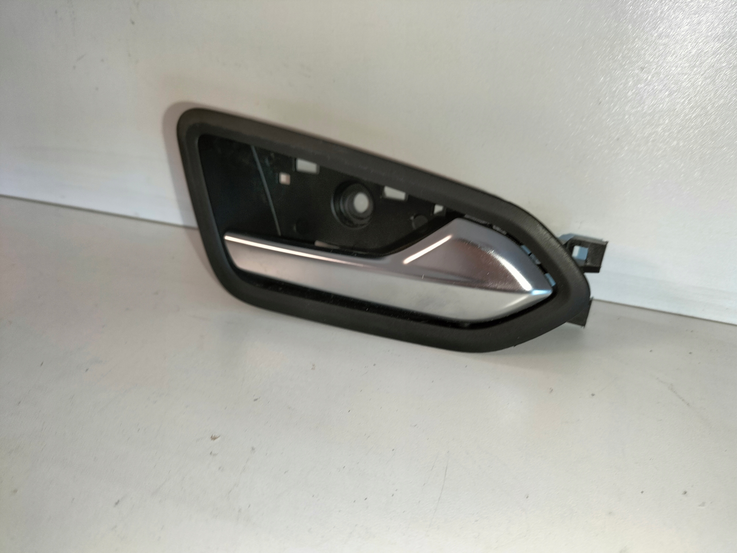 poignée interne portière droit RENAULT CLIO 5 V 19