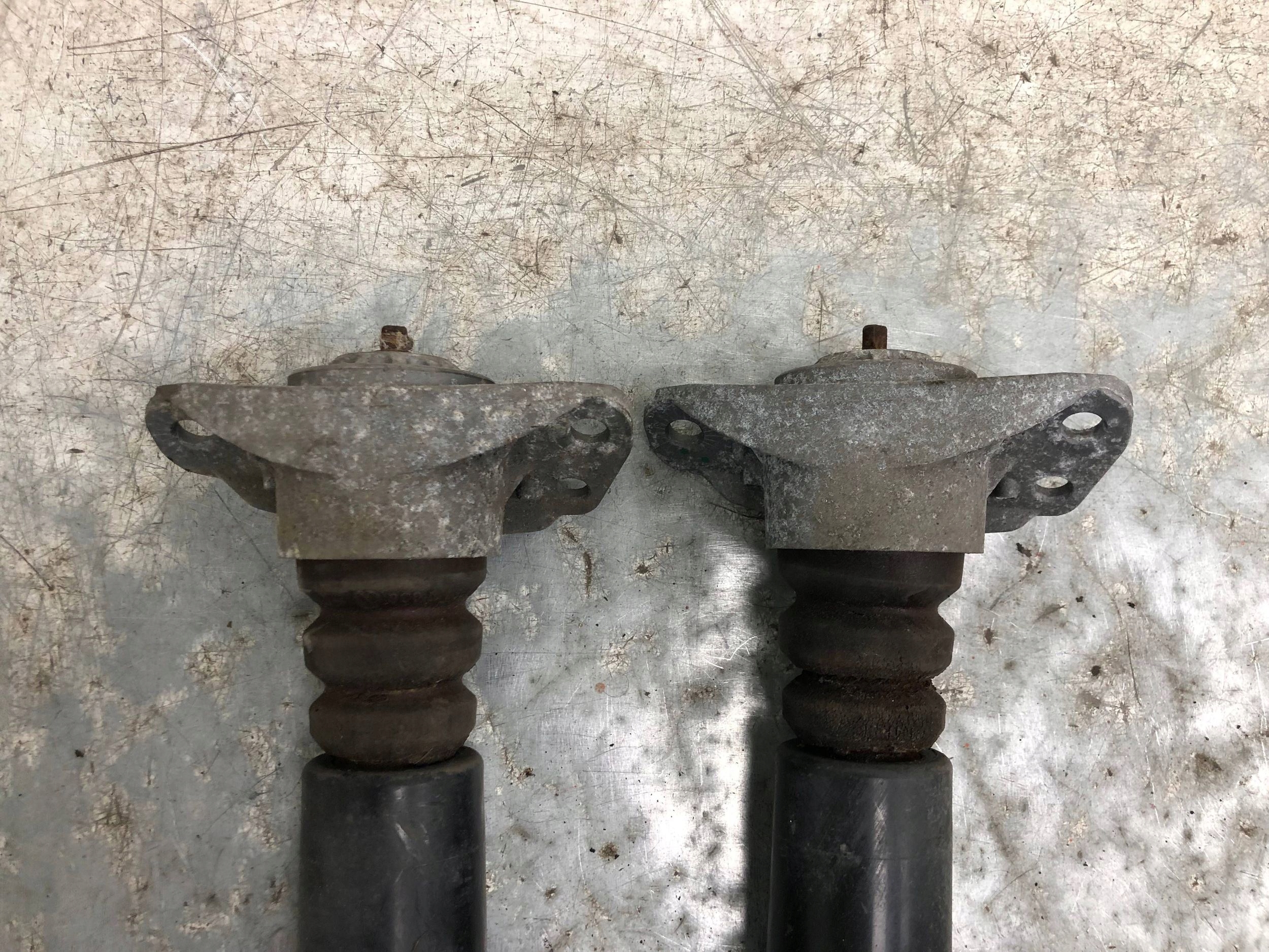 Stoßdämpfer heck AKTYWNE VW PASSAT B7 3C0513046D 3C0513045D